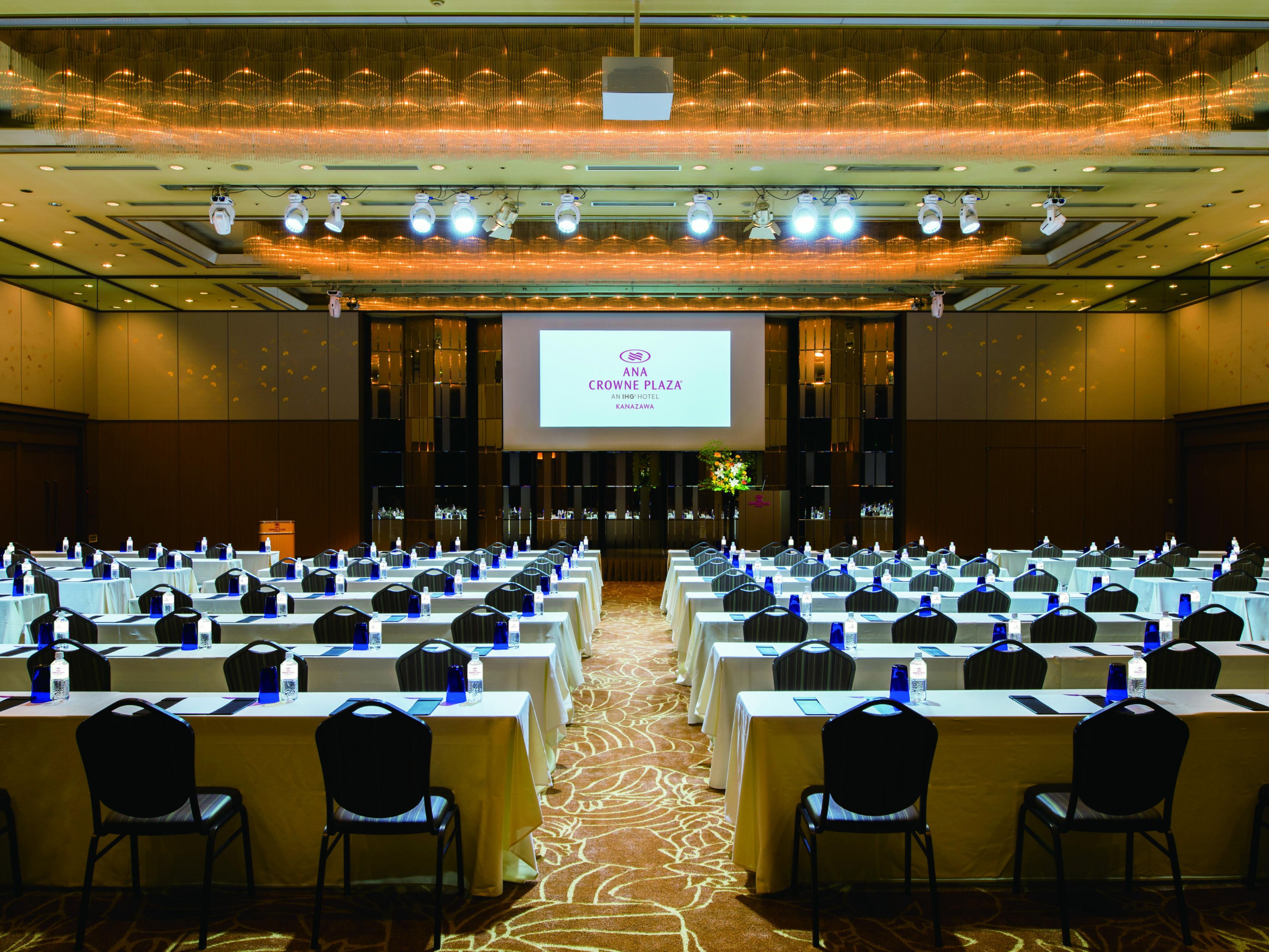 Conveniently located just a minute's walk from Kanazawa Station's Kenrokuen Exit, our hotel serves as a comfortable base for all types of events and business tourism. With nine versatile venues available, we are ready to assist you in tailoring each space to suit your specific needs.