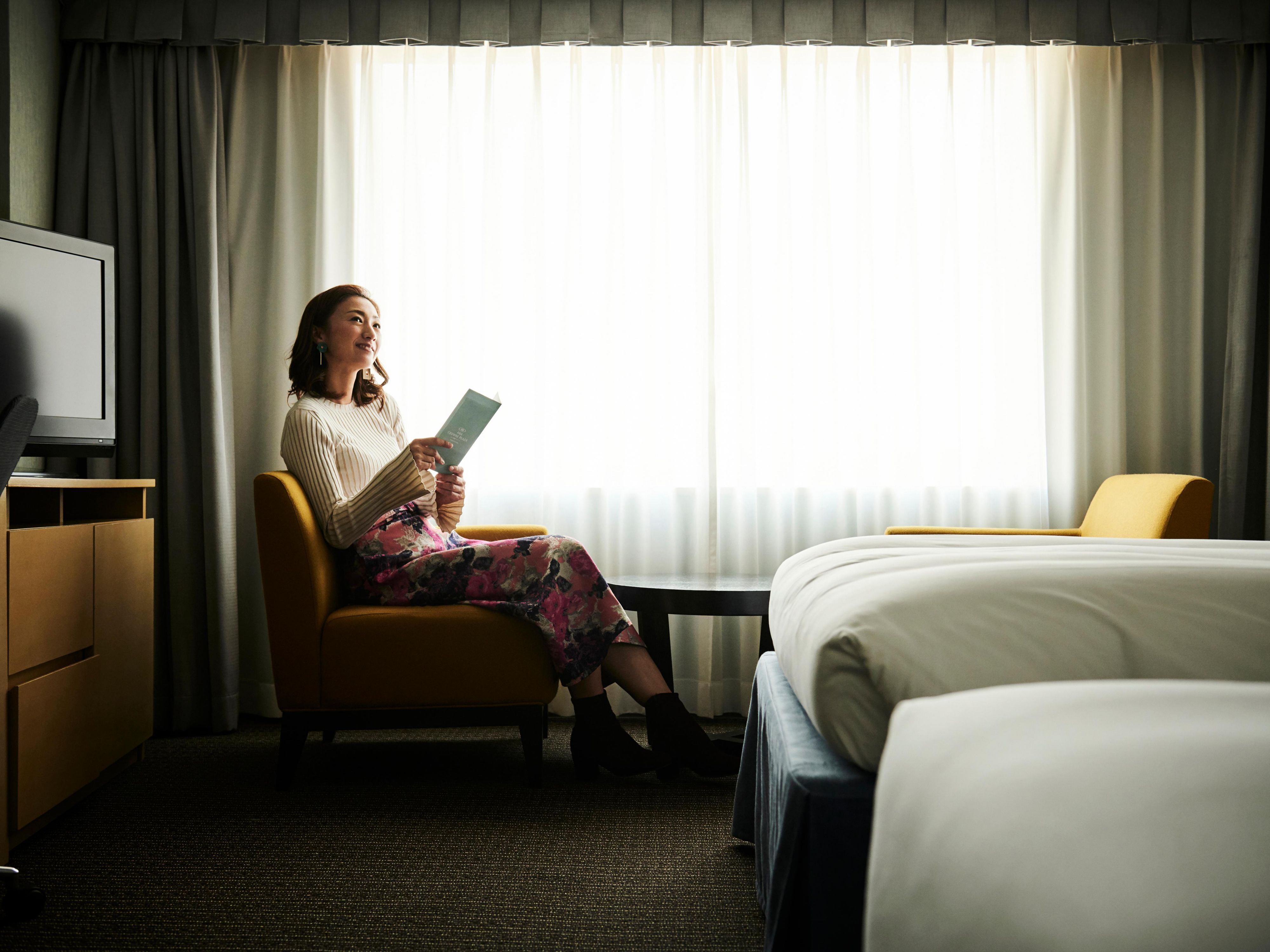 With the concept of 'Kanazawa elegance', our modern guest rooms blend convenience with tranquillity. Depending on your room, enjoy stunning views ranging from the distant Sea of Japan to the Motenashi Dome and Tsuzumi-mon Gate at Kanazawa Station—one of the world's most beautiful stations. An ideal base for leisure or business.