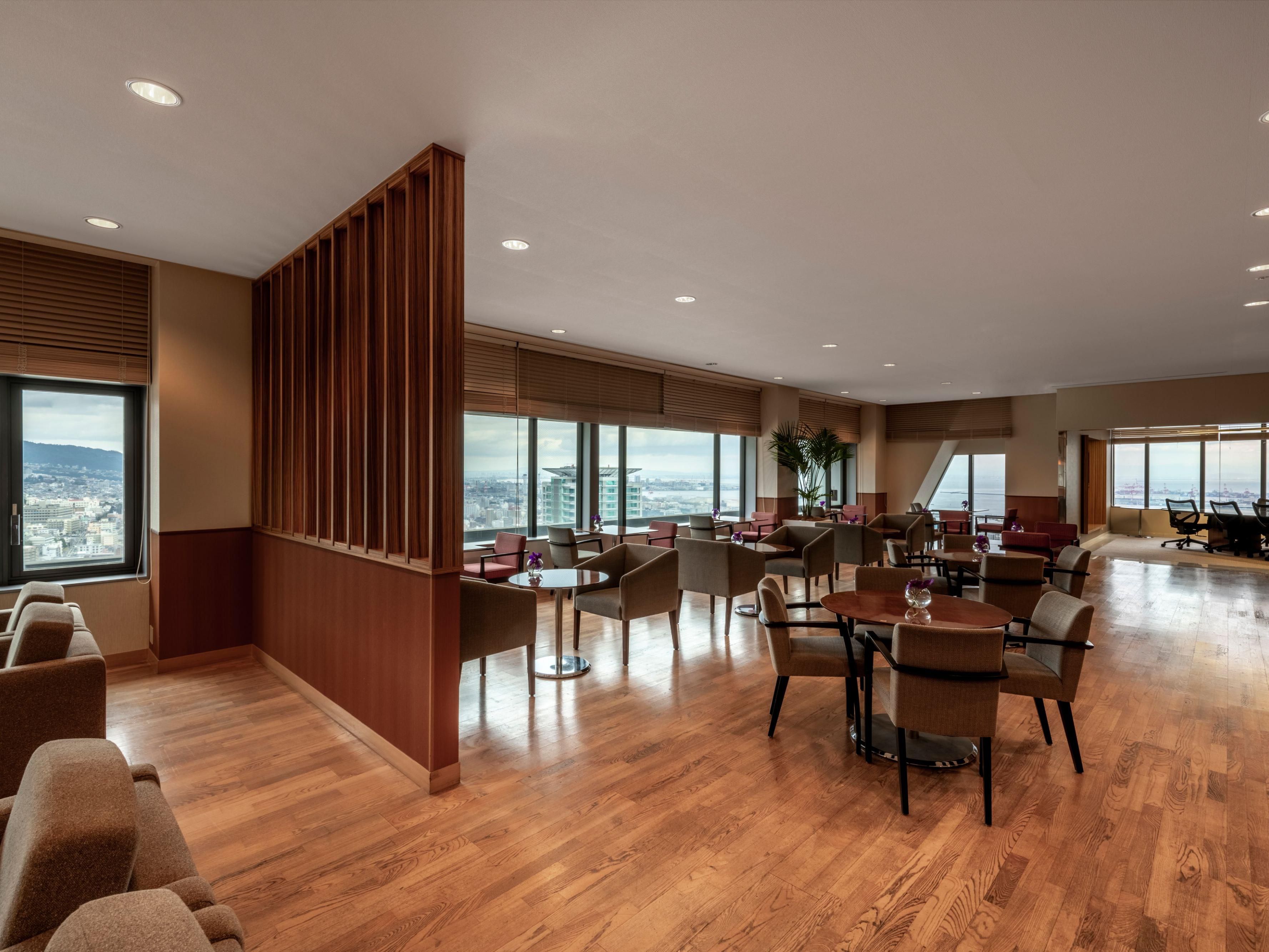 Located on the 30th - 32nd, and 37th floor, our club rooms offer superior service, amenities and gorgeous views from the top of our hotel. Special privileges include all access to the Club Lounge on the 37th floor where guests can enjoy afternoon tea and cocktails, check-in/out. Guests can count on free business support services.