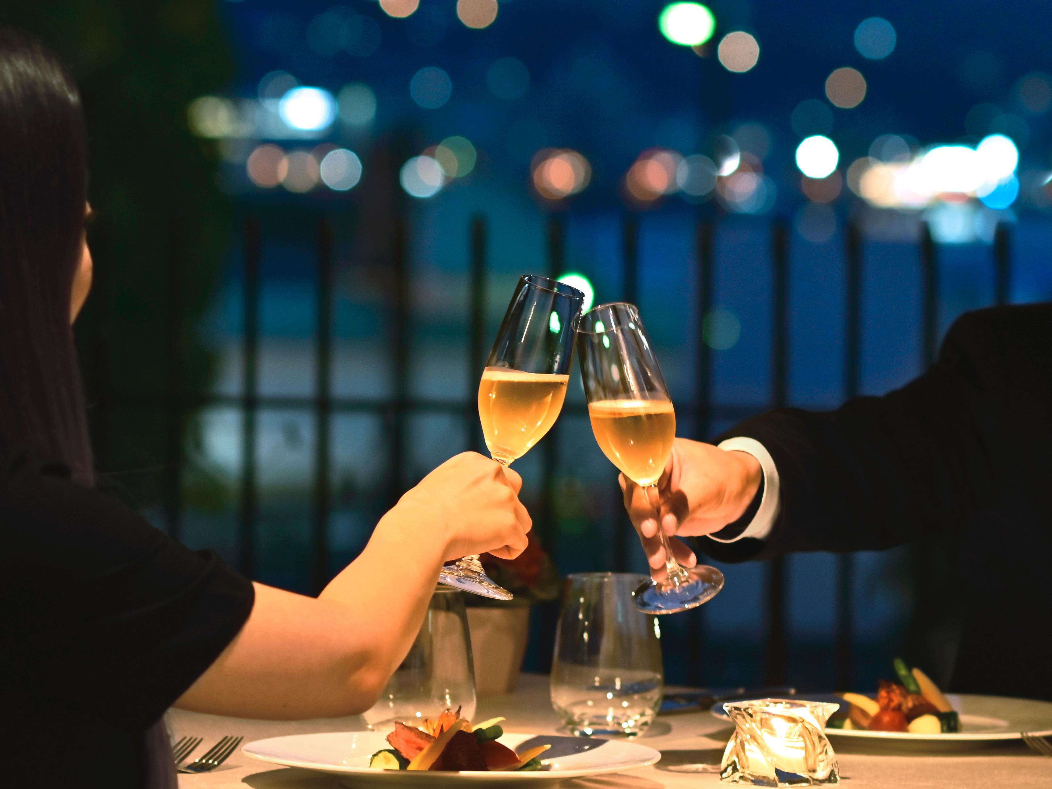 At Restaurant Pavé on the 2nd floor, enjoy seasonal course meals, casual buffets, and Nagasaki’s local specialties. During tea time, take a break with our ‘Sweets Box,’ featuring 15 desserts, or playful, beautifully crafted cakes. Experience Nagasaki’s unique cuisine, prepared with the chef’s expertise and the region’s finest ingredients.