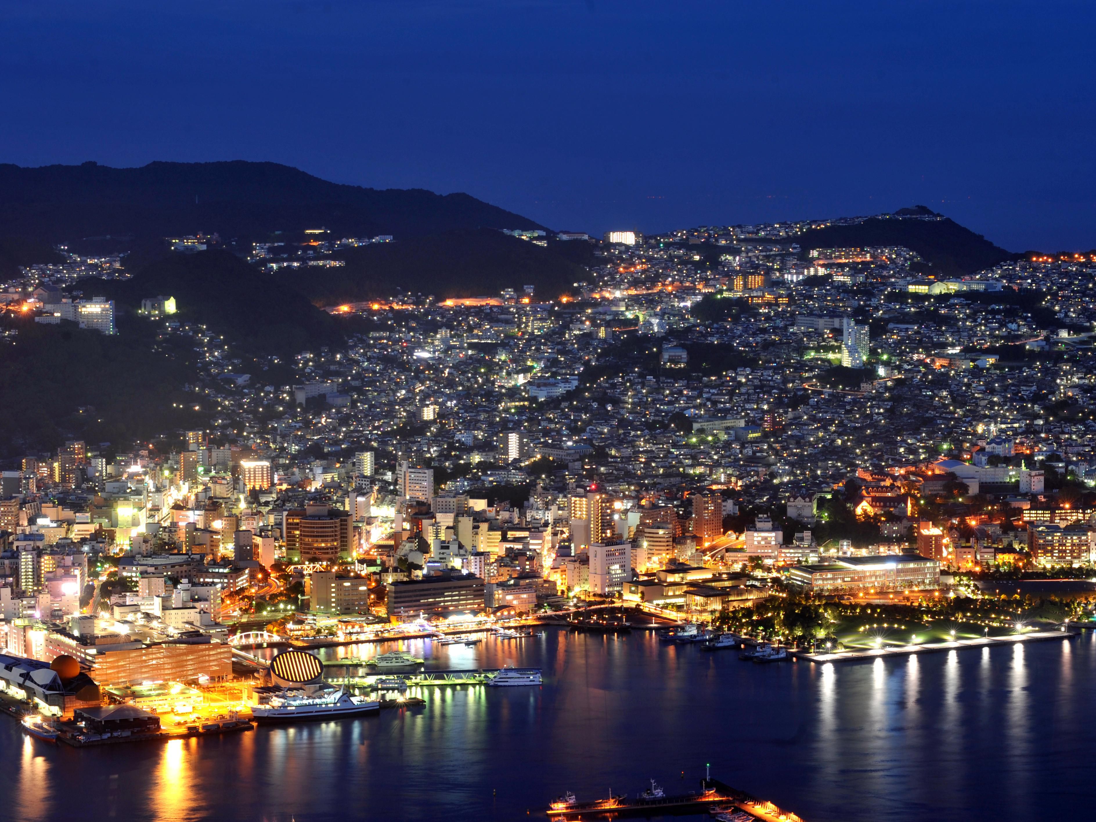 When visiting Nagasaki, be sure to experience its breathtaking night views. Alongside Monaco and Shanghai, Nagasaki is recognized as one of the 'World’s New Top Three Night View Cities.' For a convenient way to enjoy the view, take the Night View Tour Bus, which departs right in front of the hotel. For more details, please ask our staff.