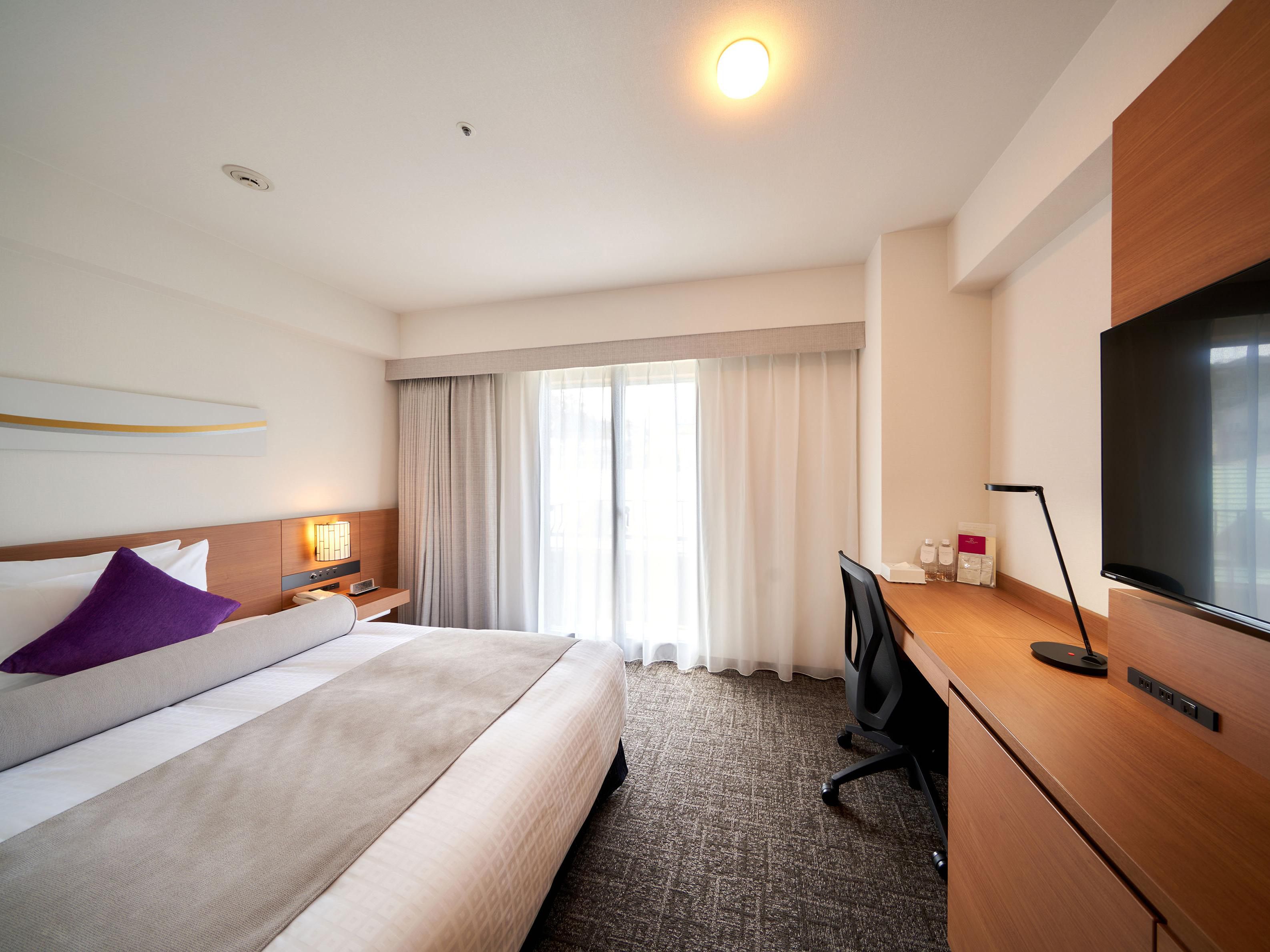 Deluxe one queen bed room on 6th floor