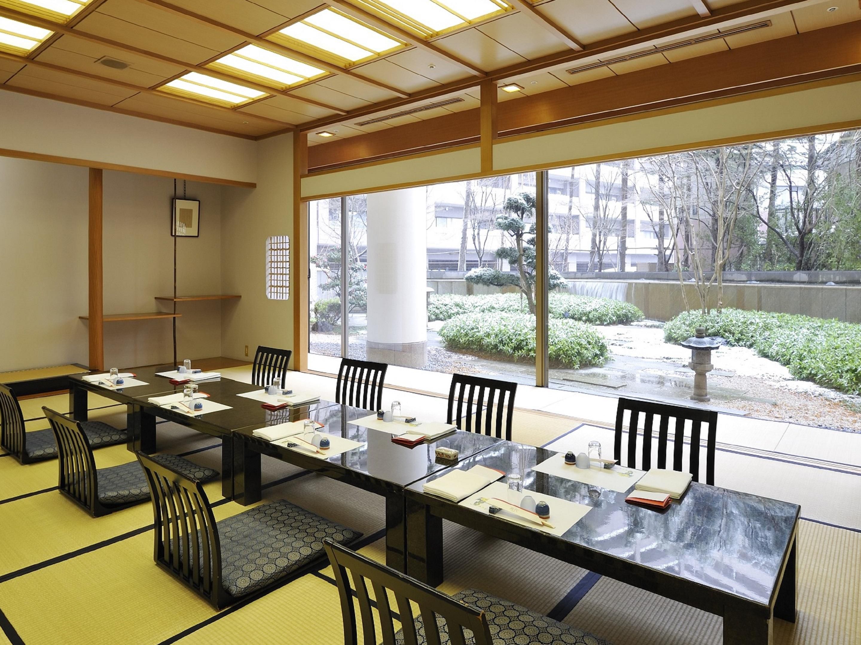 Enjoy traditional Japanese cuisine with a view of the elegant Japanese garden, which changes its expression from season to season. You will enjoy the taste of Niigata's Mountains and Seas in a relaxing Japanese atmosphere.
One of the charms of KAPPO BANDAI is that every seat in the restaurant is a private room.