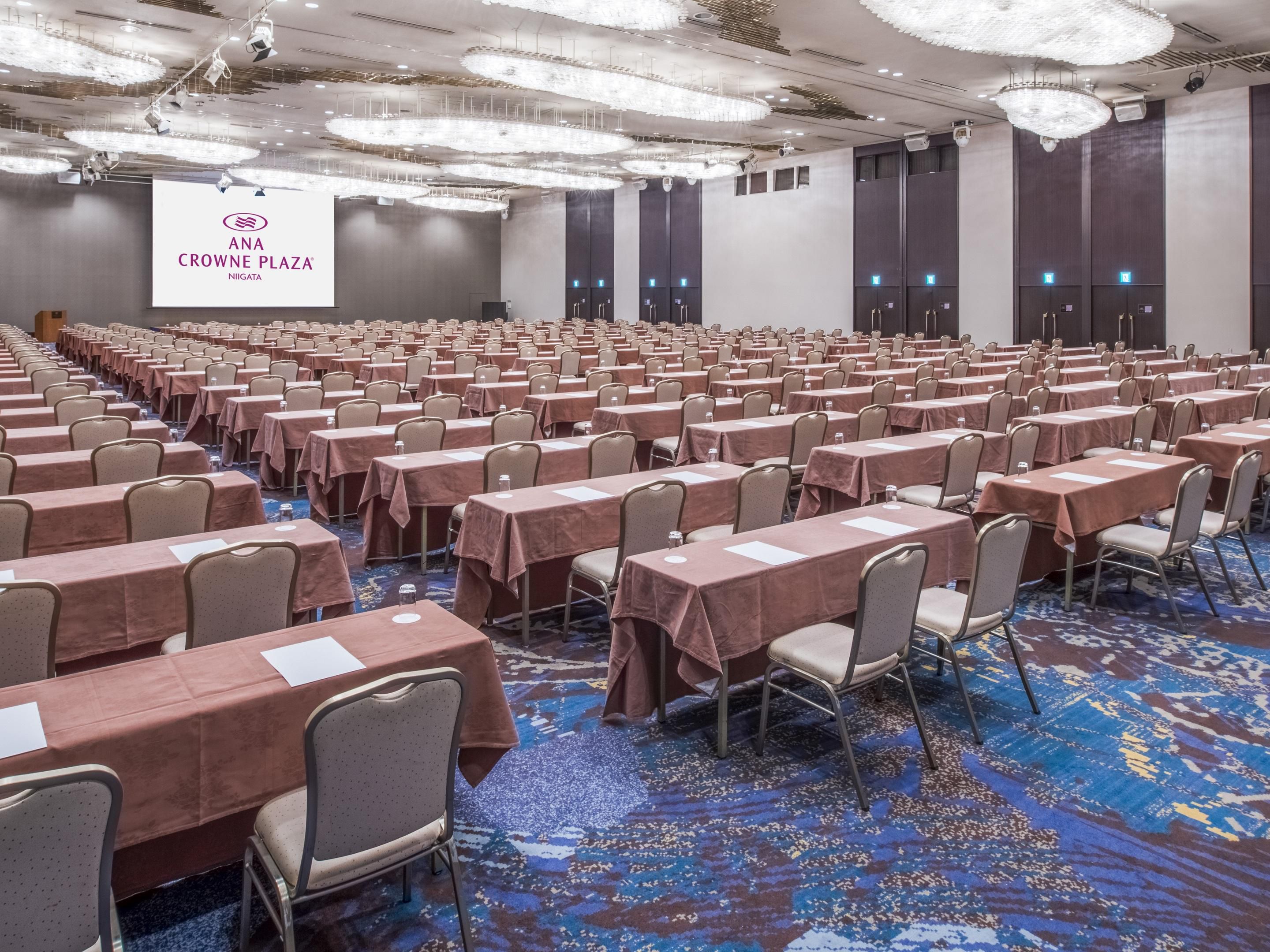 For your successful event, Crowne Event Team will support you all the way. We have various banquet and meeting rooms to suit your events. 
Hisho, one of the many banquet halls in our hotel is the largest on the Sea of Japan side and will produce a spectacular banquet with a capacity of 850 people for dinner style and 1,500 people for buffet style.