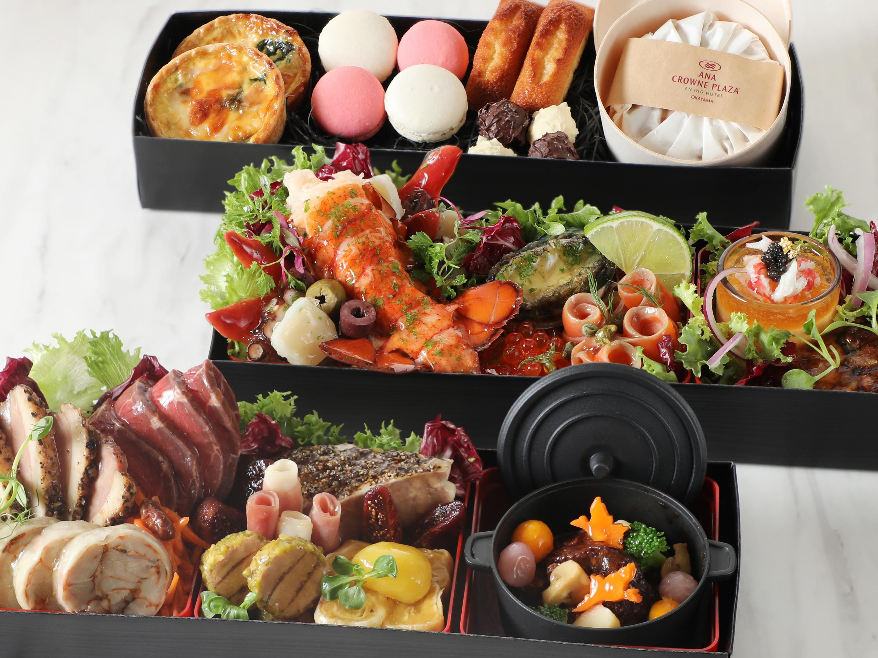 Celebrate the New Year with a touch of elegance and exquisite flavor. This luxurious Western-style osechi features premium ingredients such as lobster, abalone, and foie gras—beautifully prepared by our hotel chefs for a truly refined dining experience.
Limited to 100 servings. Reservation required.