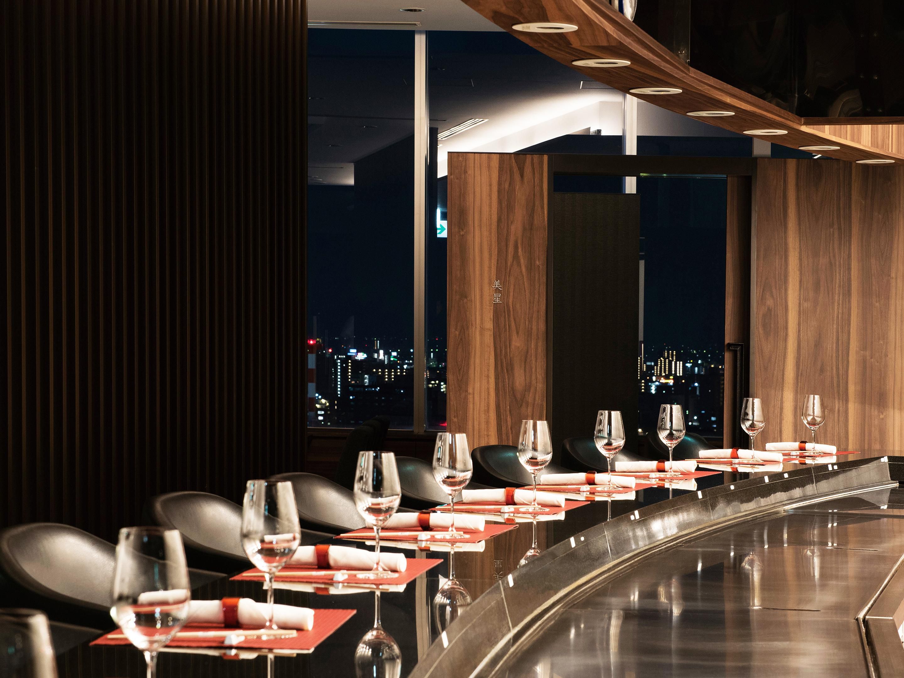 Teppan-grill Osafune presents fantastic experience of live performance by talented chef who cooks quality Wagyu beef, seafood and vegetables in front of you. Sip a glass of our seasonal cocktails by our bartender at Sky Bar & Lounge Sen, with cozy music and compliments on the splendid night view from top of our hotel.