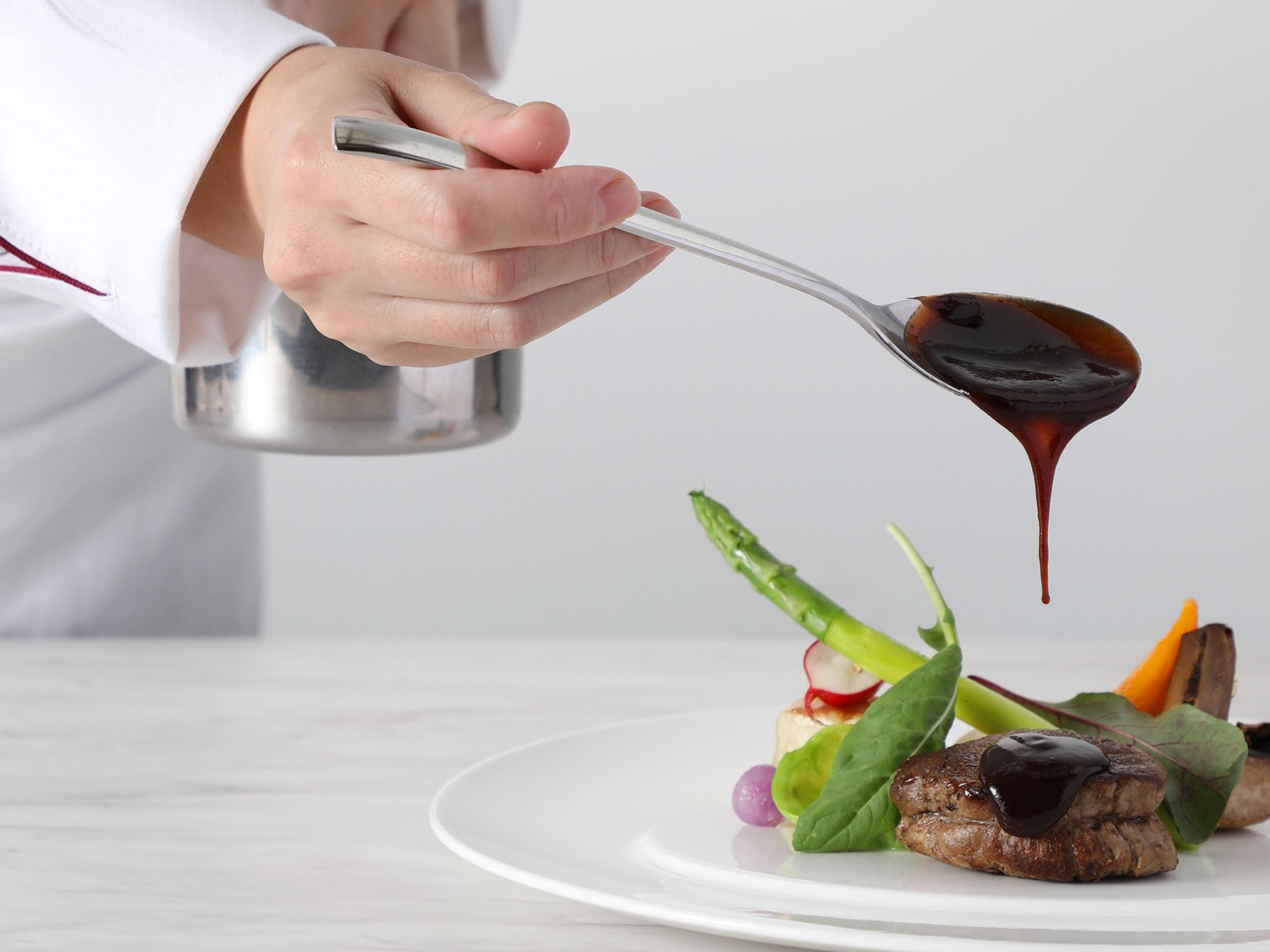 Casual Dining Urbano offers an exquisite course lunch that includes a beautiful entrée and a fascinating dessert. Course menus, a la carte and extensive wine selections make dinner time memorable.