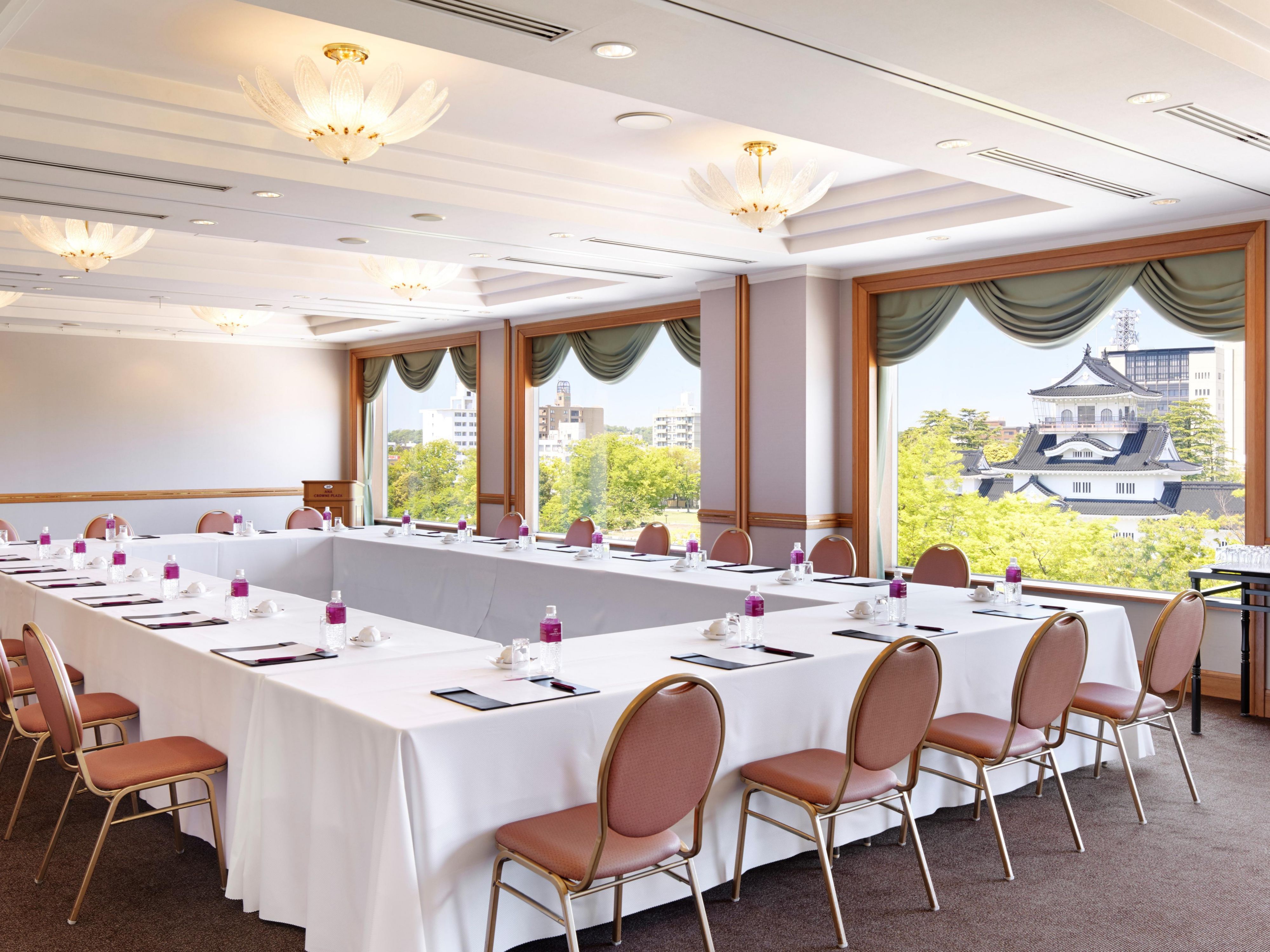 We have nine spaces, in a range of sizes that are suitable for exhibitions, conferences, small meetings and social gatherings. The sky banquet hall is located on the 19th floor with a view of Tateyama mountains by day and the city by night. The largest banquet hall with a ceiling height of 7 meters can accommodate up to 800 guests.