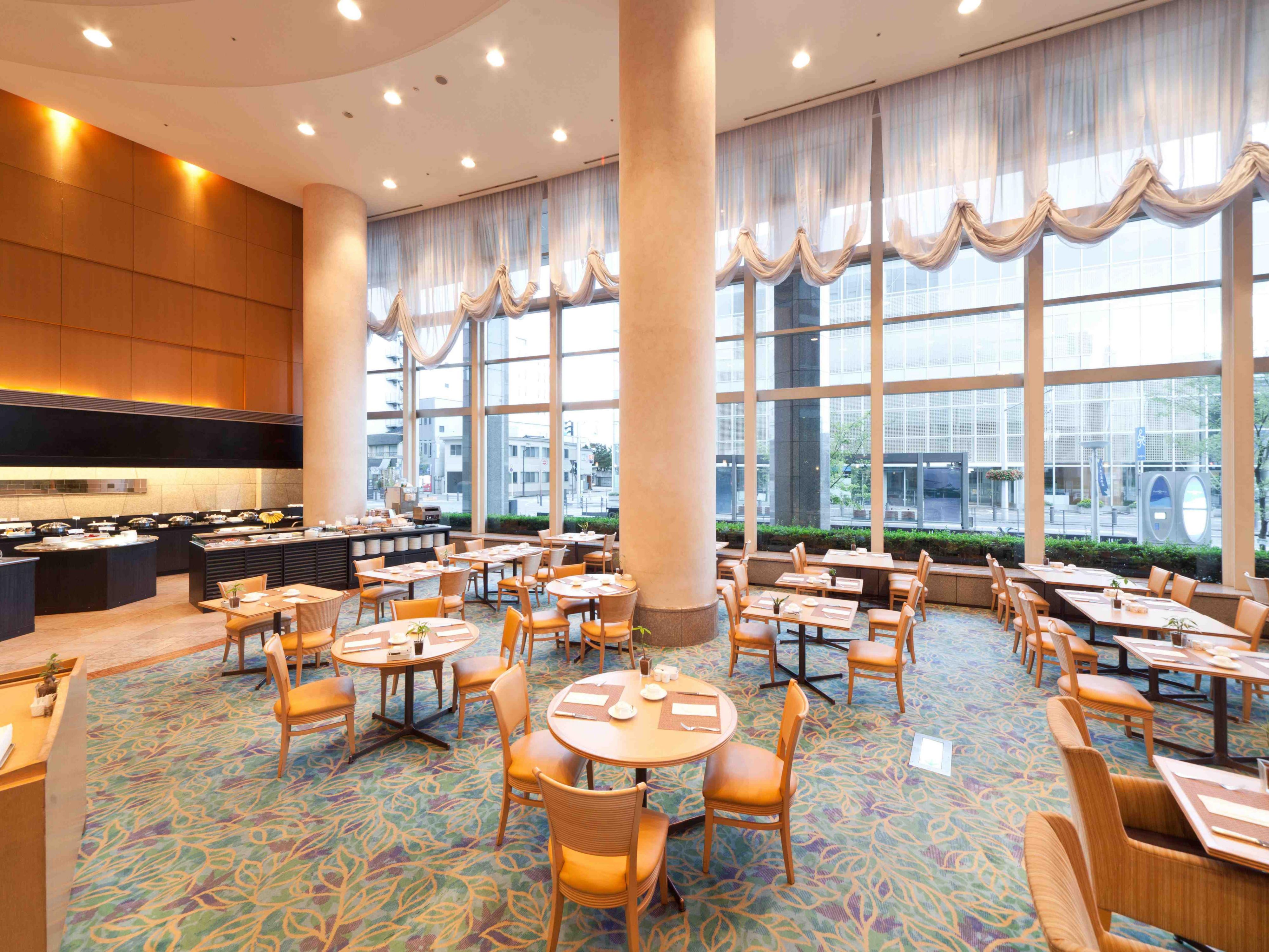 An airy cafe with bright sunlight streaming through its large windows coupled with food selected to match the season, you will be enthralled by the experience. For breakfast, lunch and dinner, savour the scrumptious dishes prepared daily by our team of talented chefs.