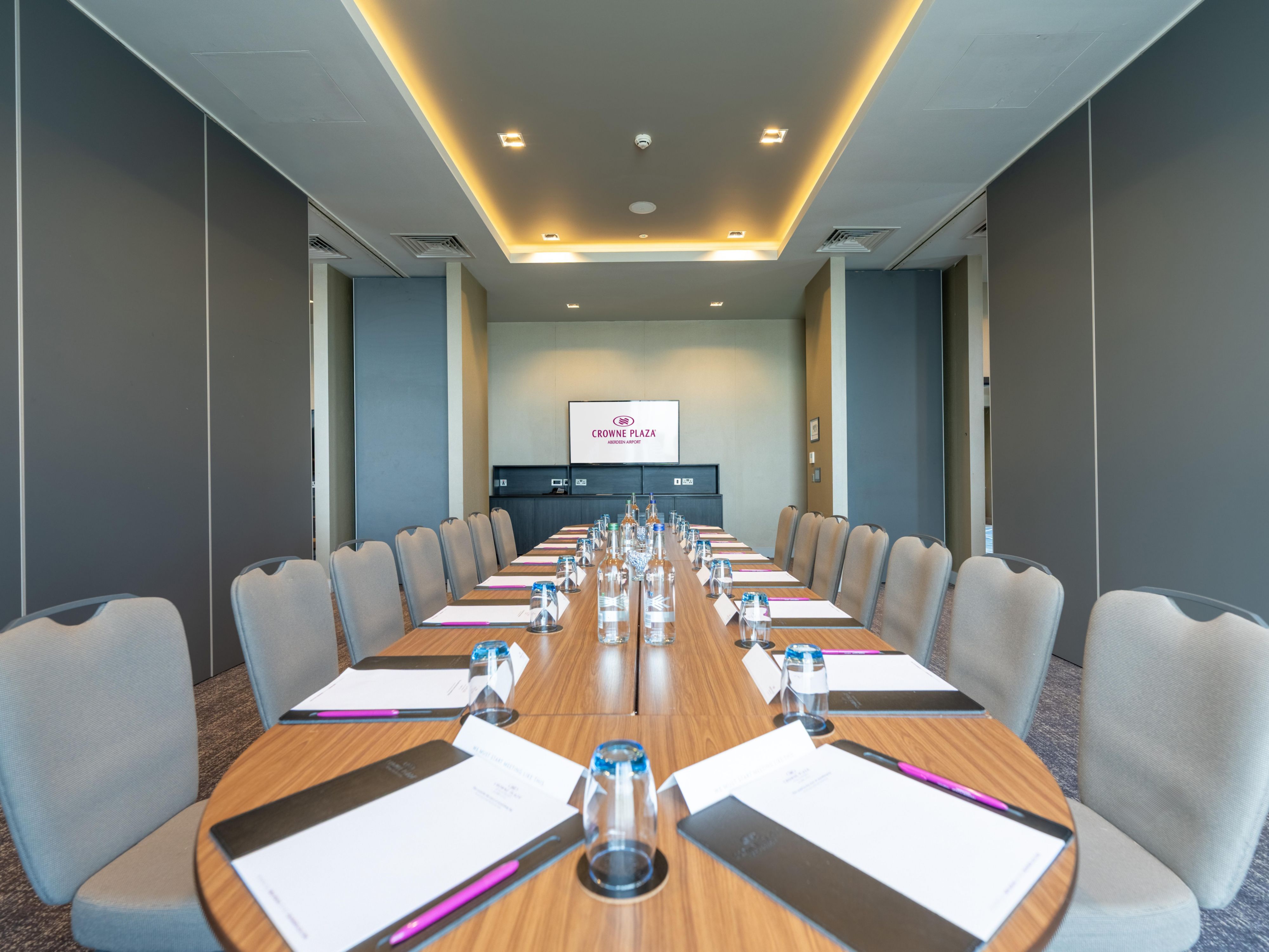 Host your next event in style with our 10 modern and flexible meeting rooms at Crowne Plaza Aberdeen. From intimate board meetings to large conferences, our spaces are fully equipped to meet your needs — all just moments from Aberdeen International Airport.