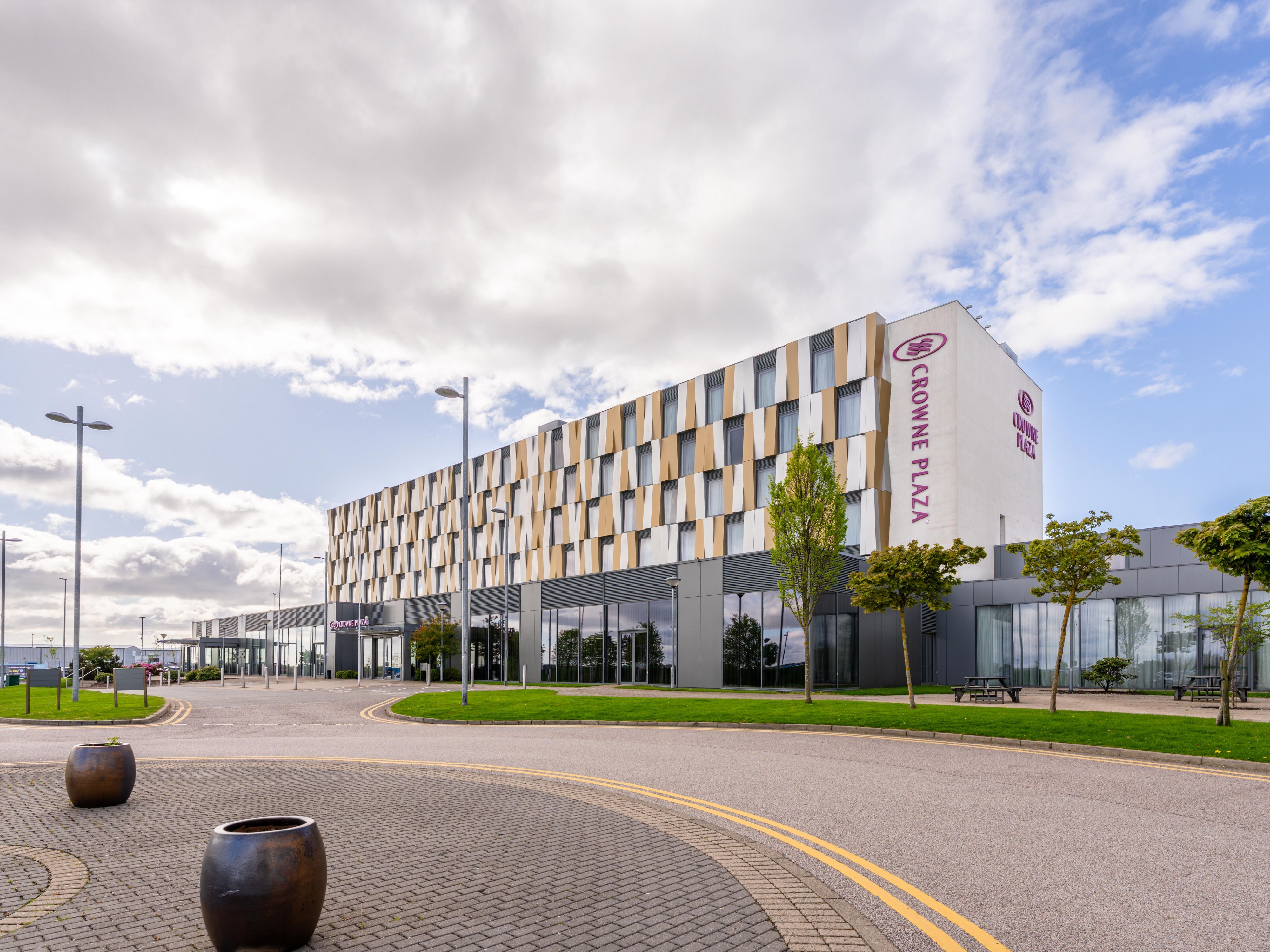 Stay just minutes from TECA & P&J Live at Crowne Plaza Aberdeen. Perfect for concerts, conferences & exhibitions, our hotel offers stylish rooms, modern amenities & on-site parking — all within easy reach of the venue. Enjoy a seamless event experience with us, whether visiting for business or leisure.
