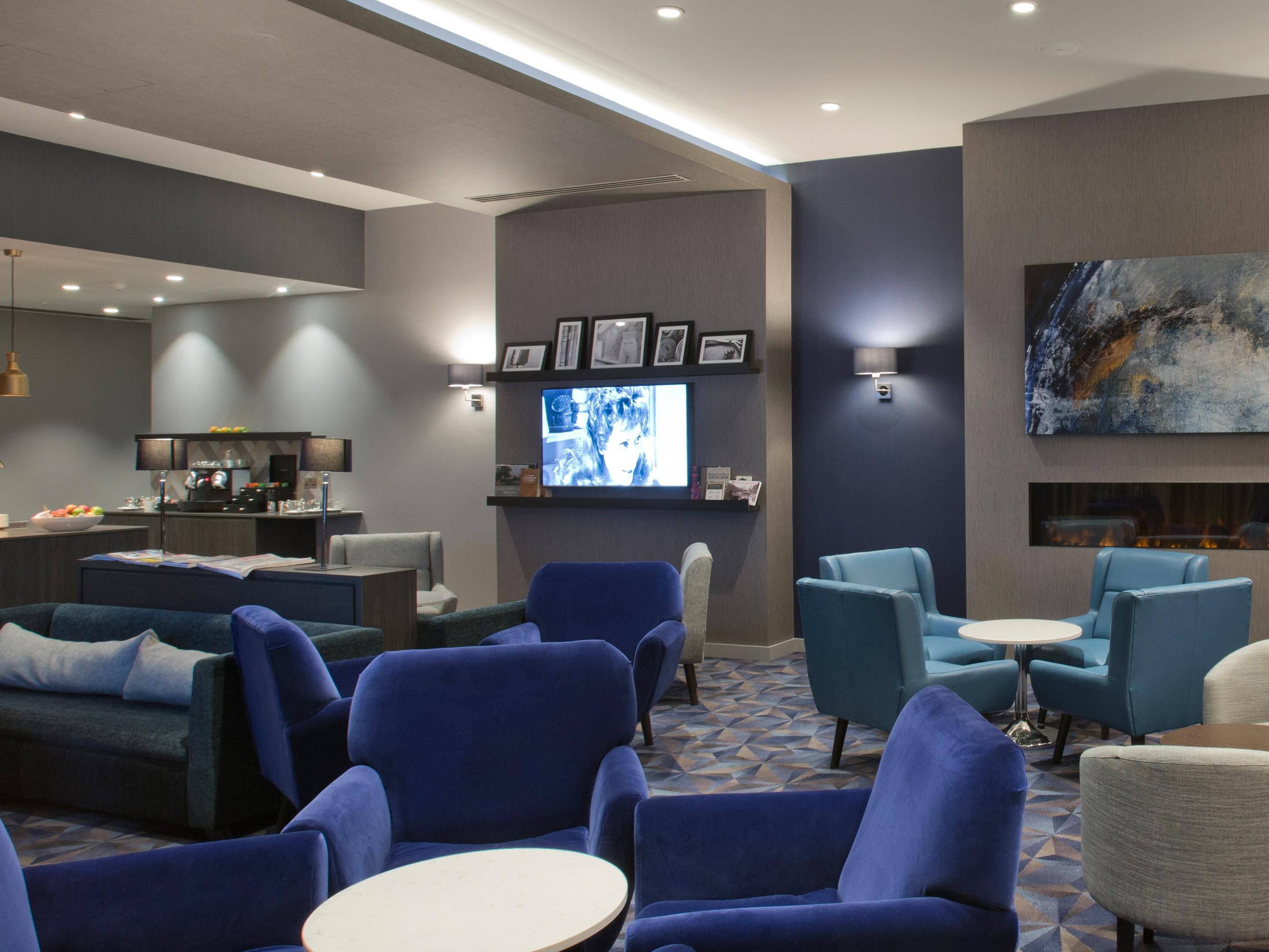 Guests in our club rooms have exclusive use of the Club Lounge, ideal for relaxing or working. Also, enjoy snacks and soft drinks all day. Enjoy complimentary canapes and a glass of your favourite wine between 5pm and 7pm.
All our club rooms come with king-sized beds.