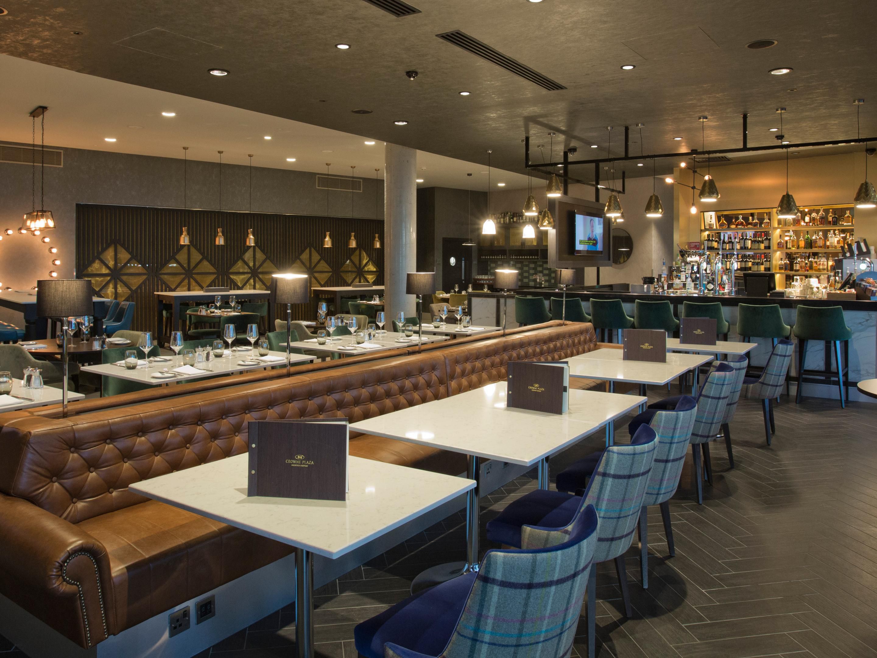 Contemporary furnishings, fantastic views and an internationally inspired but locally sourced menu all combine to create a relaxed and delicious dining experience. With a variety of local specialties and world favourites, a superb Gold Seal Grill menu and wicked dessert menu, you can relax and refuel at Offshore Bar and Grill.