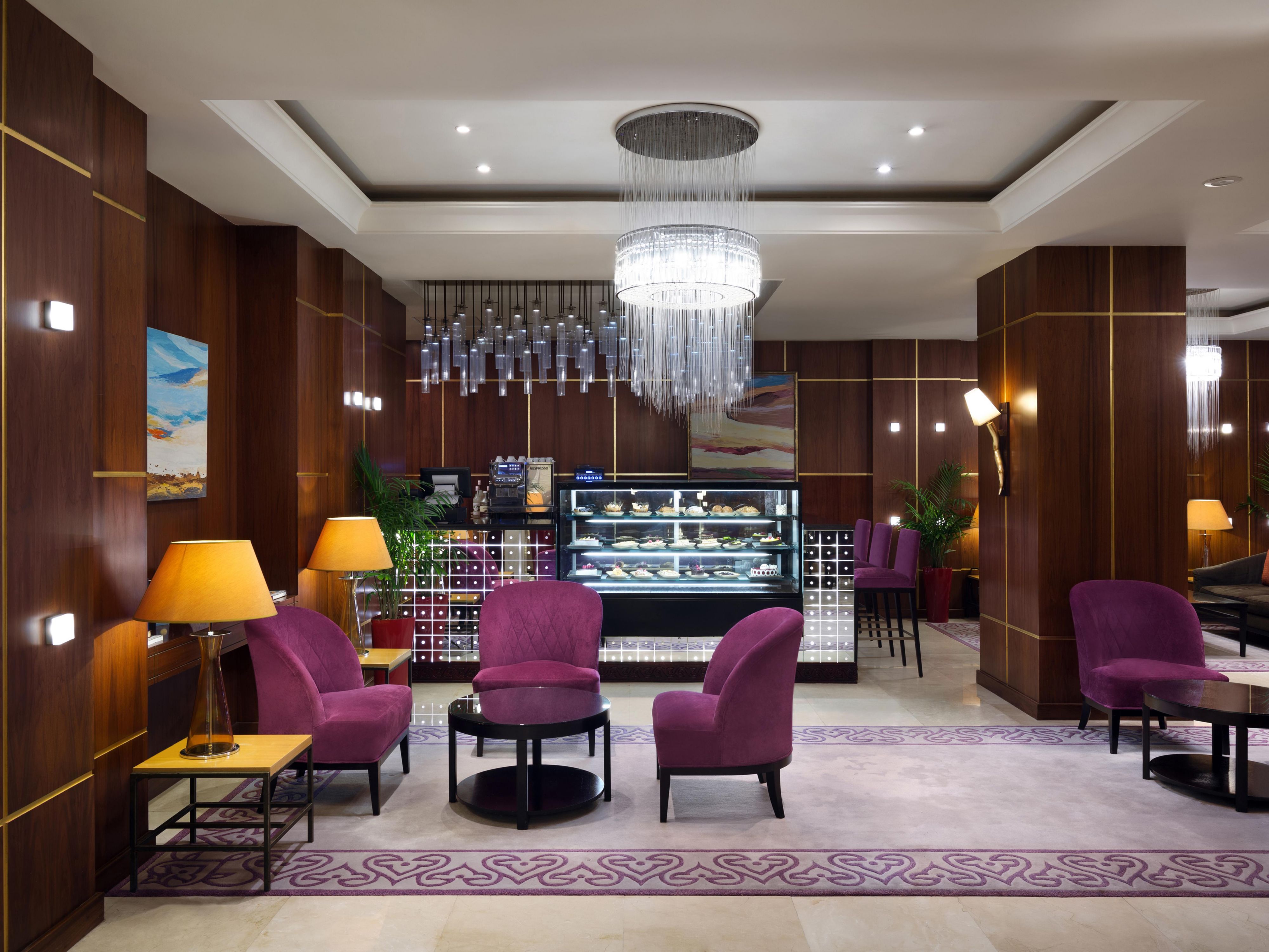Coffee break? Crowne Plaza Al Khobar Rendezvous Tea Lounge is the best stop for you.

Open daily from 08:00 AM to 12:00 PM