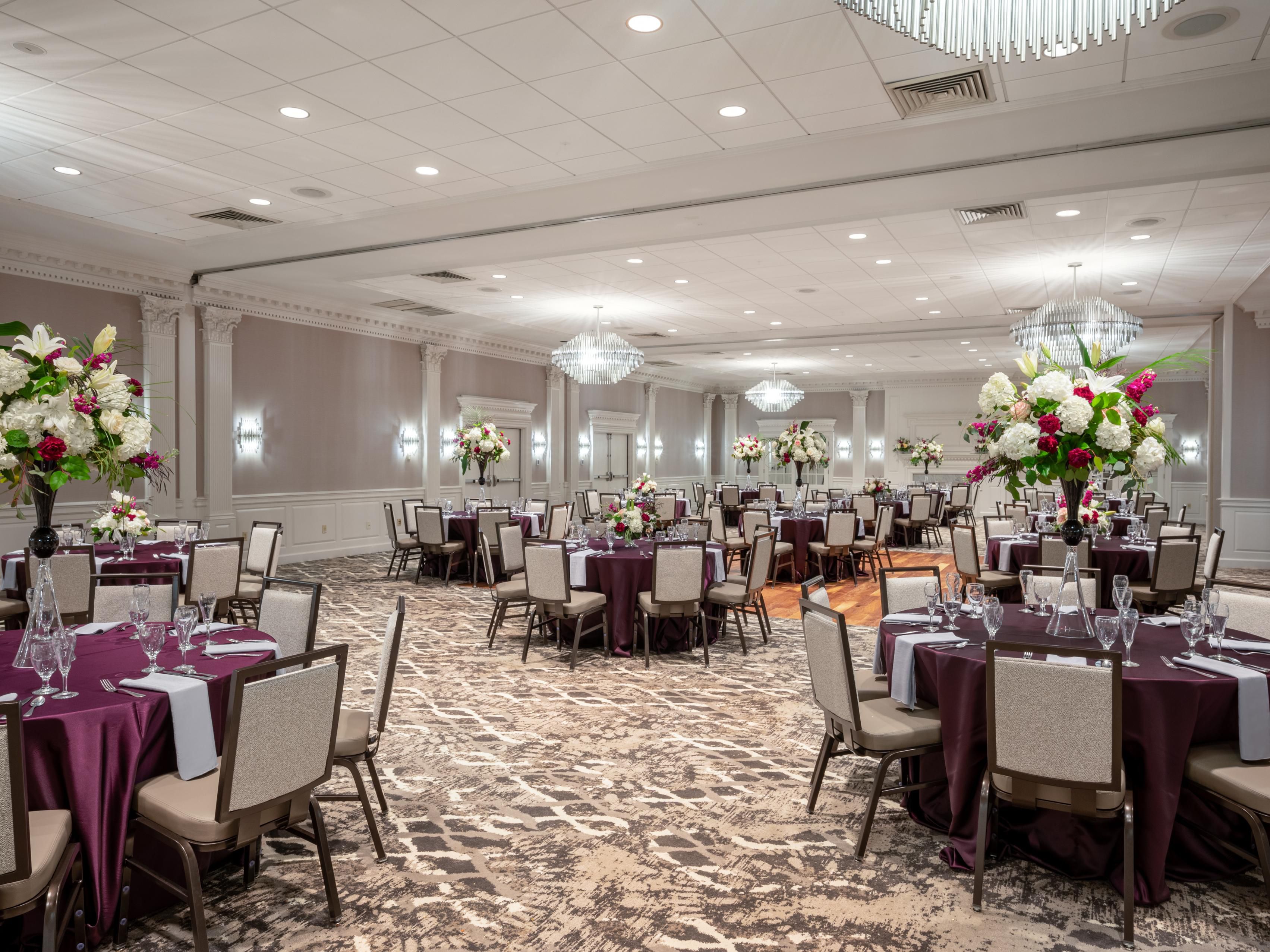 Choose to hold your Albany meeting, tradeshow, or event in our landmark 23,433 sq. ft. of flexible event space with 23 total meeting rooms including three modern ballrooms and two unique indoor landscaped courtyards with soaring ceilings. With award-winning service, plus the latest in technology, your next event will be a sure success.