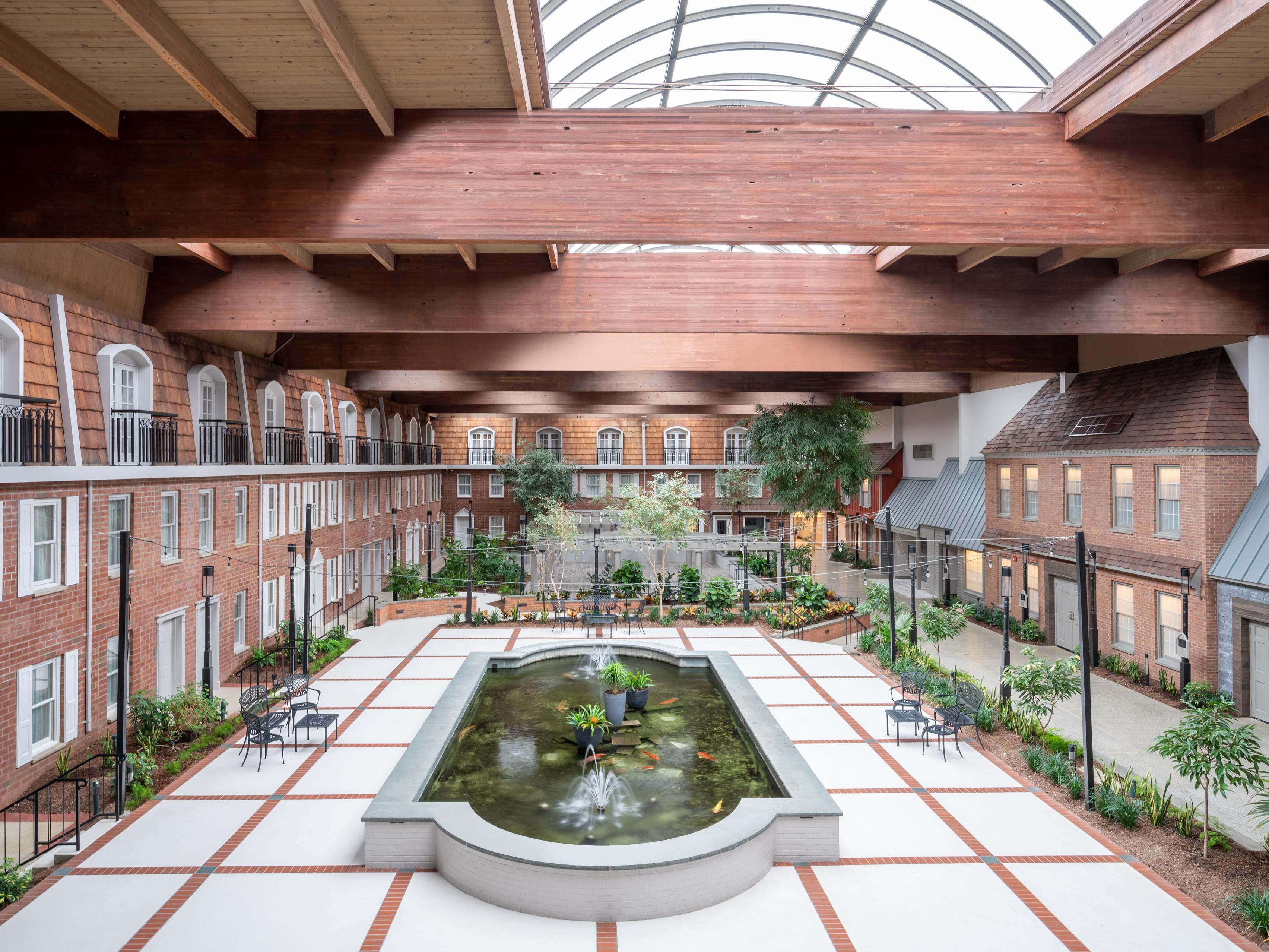 Our two indoor courtyards are a guest favorite with 31′ and 34′-high ceilings featuring brick walkways, large atrium skylights, a koi pond, and guest room balconies that overlook year-round landscaping. They make the perfect venue to host your next tradeshow or meeting, or to celebrate a wedding, gala or any social occasion. 