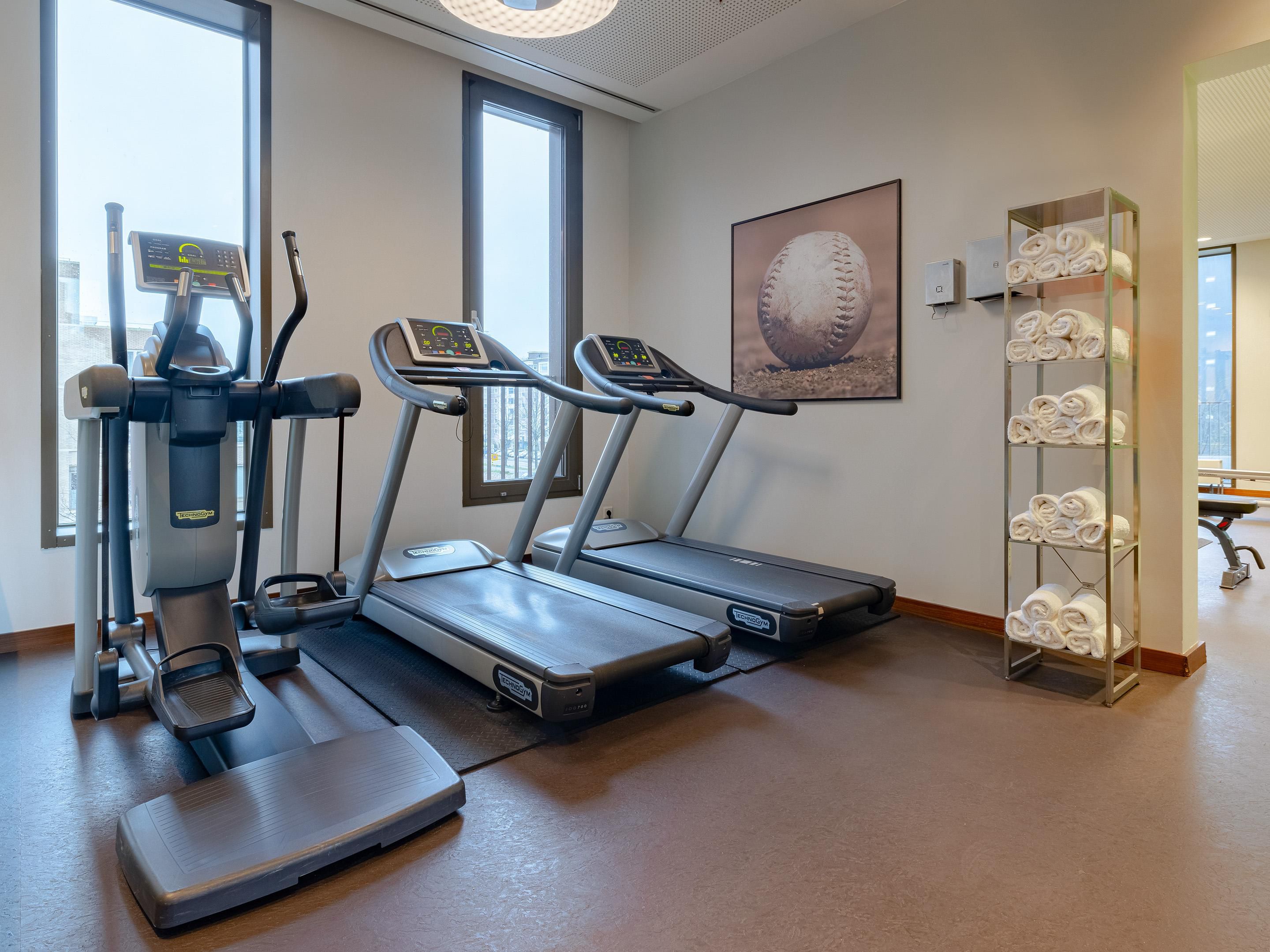 Enjoy the flexibility of round-the-clock fitness in our fully-equipped facility, with free weights and machines designed to support your well-being and fitness goals. Open 24 hours, we conveniently cater to your schedule. Enhance your routine with the guidance of a personal trainer that you can book at reception, available free of charge.