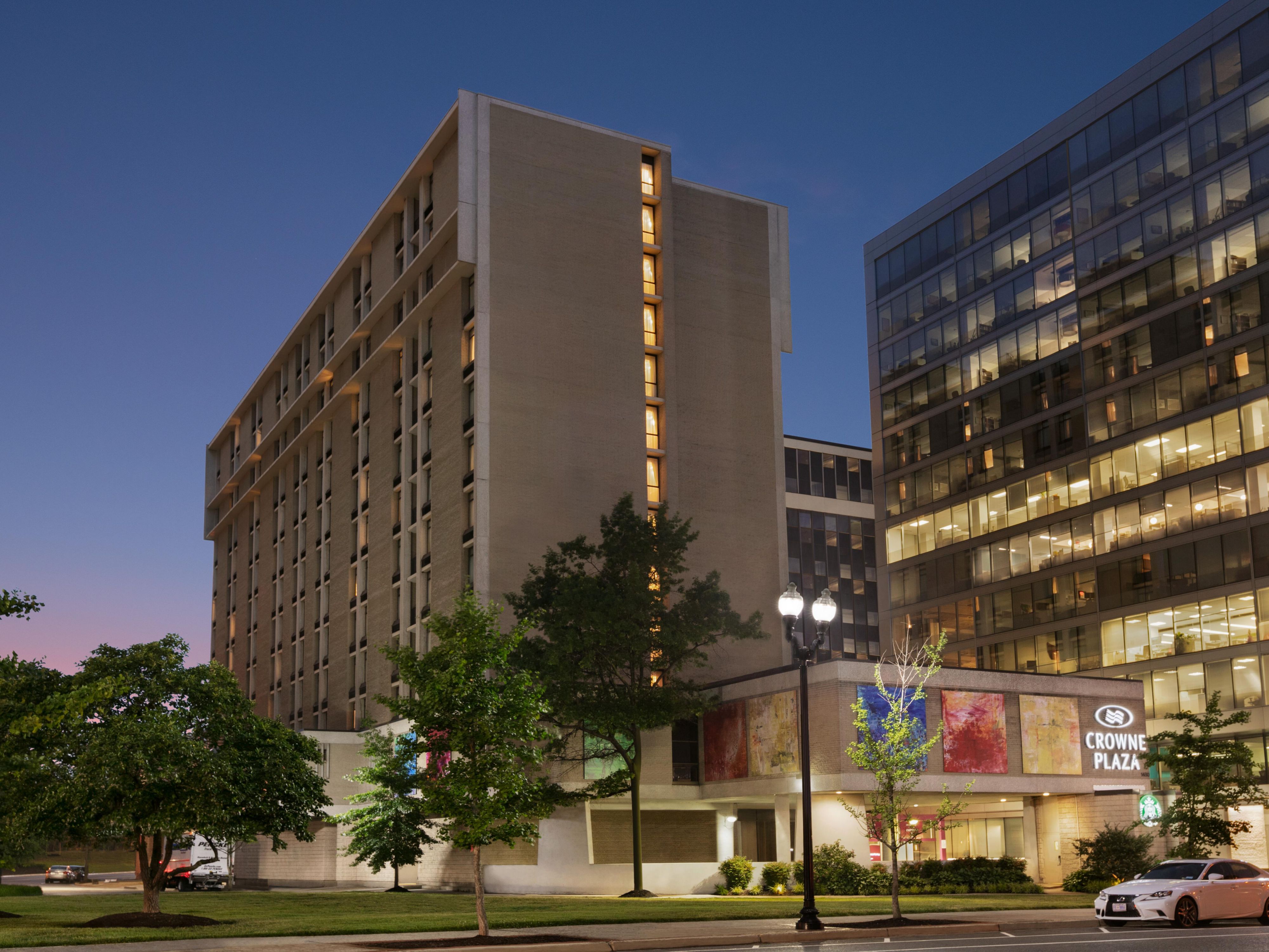 Our hotel is located in the heart of vibrant Crystal City.
