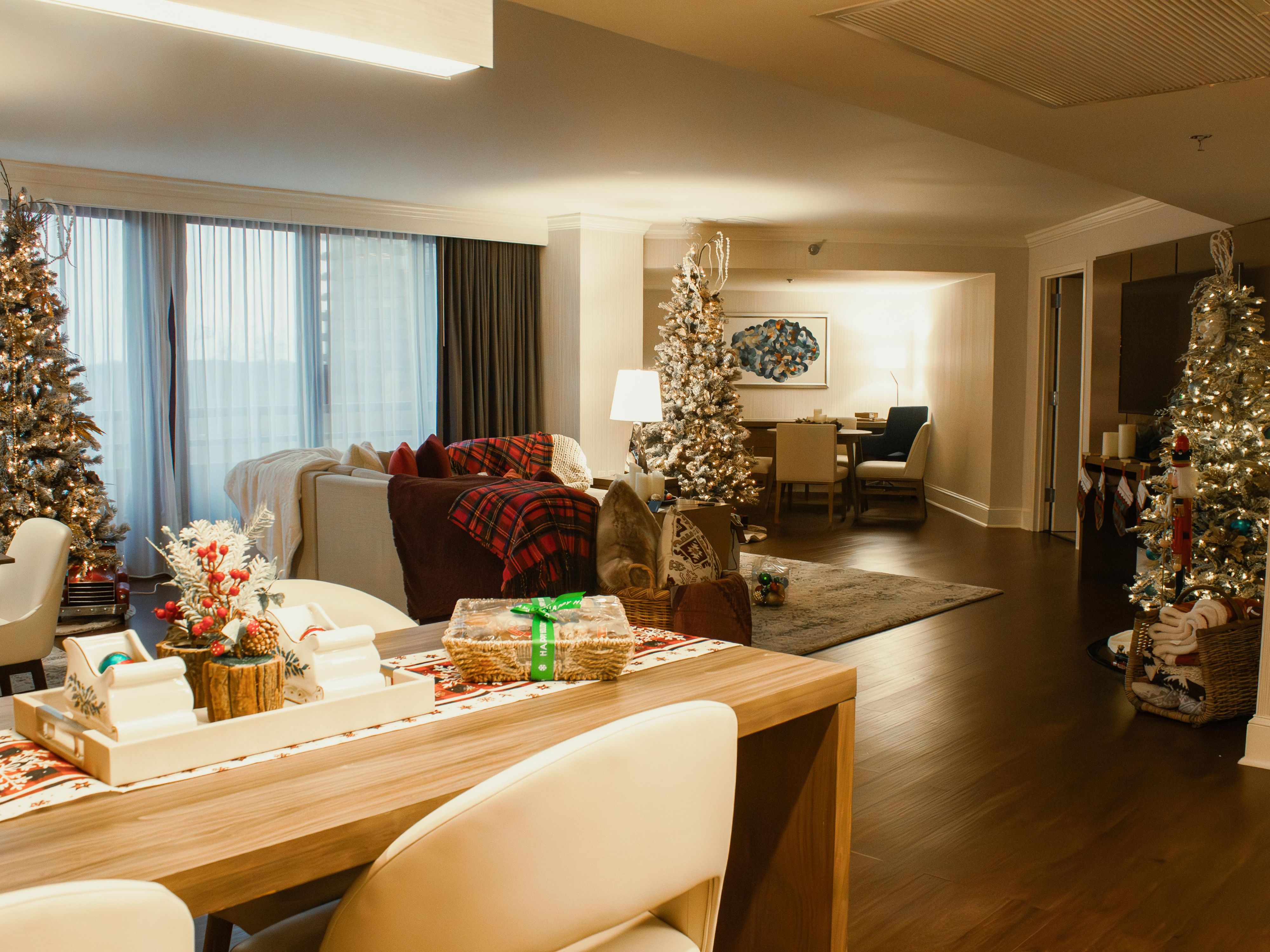 Step into festive magic with the Santa Suite, a fully decorated holiday retreat featuring hot cocoa kits, train displays, stockings, treats for adults and kids, holiday snacks, movie-night goodies, and family activities. Enjoy seasonal dining at Parkwoods and create unforgettable holiday memories.