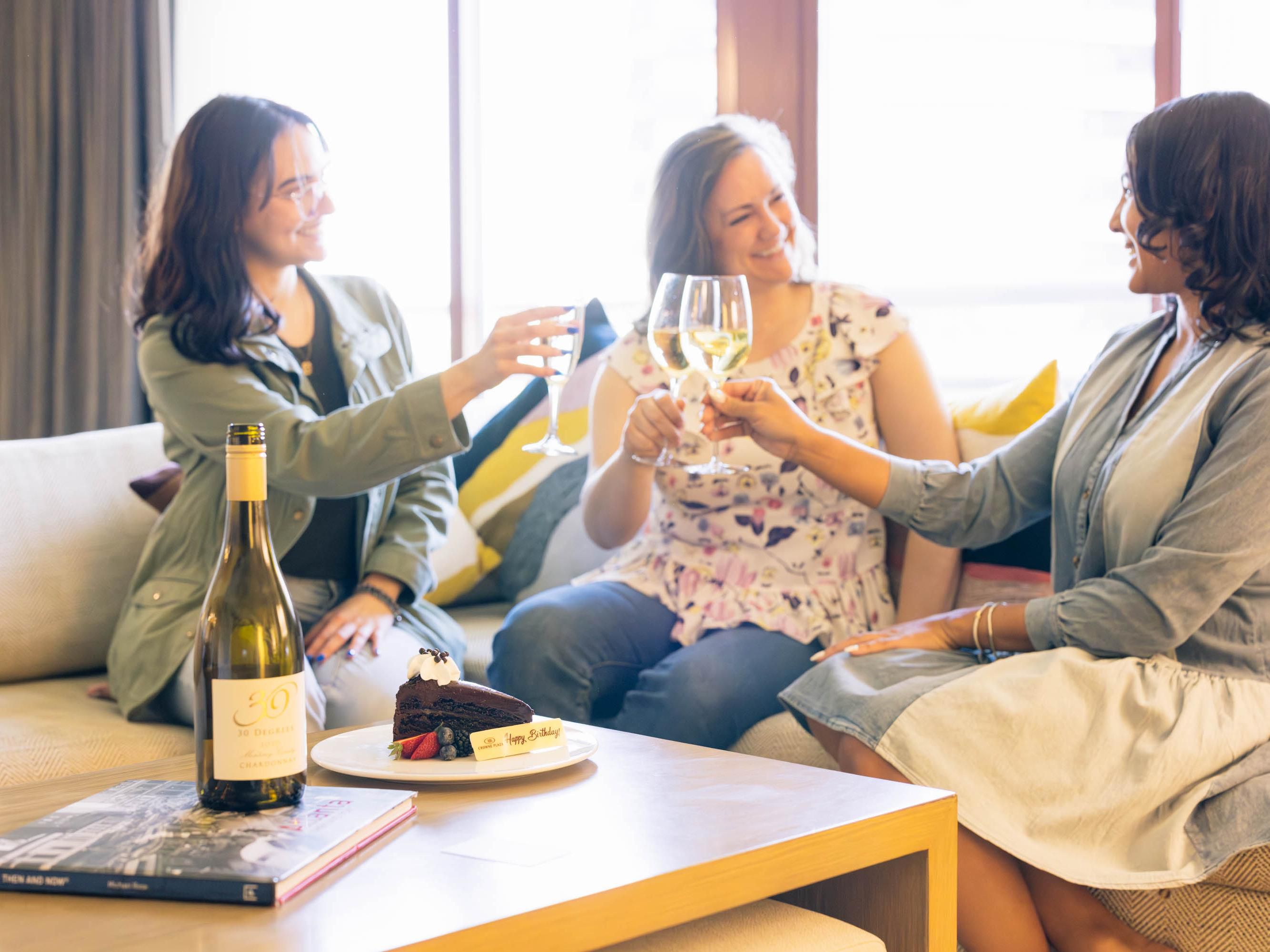 Enjoy in-room dining from the comfort of your room accommodation. Provided by Parkwoods kitchen and available daily from 4:00 PM - 11:00 PM.