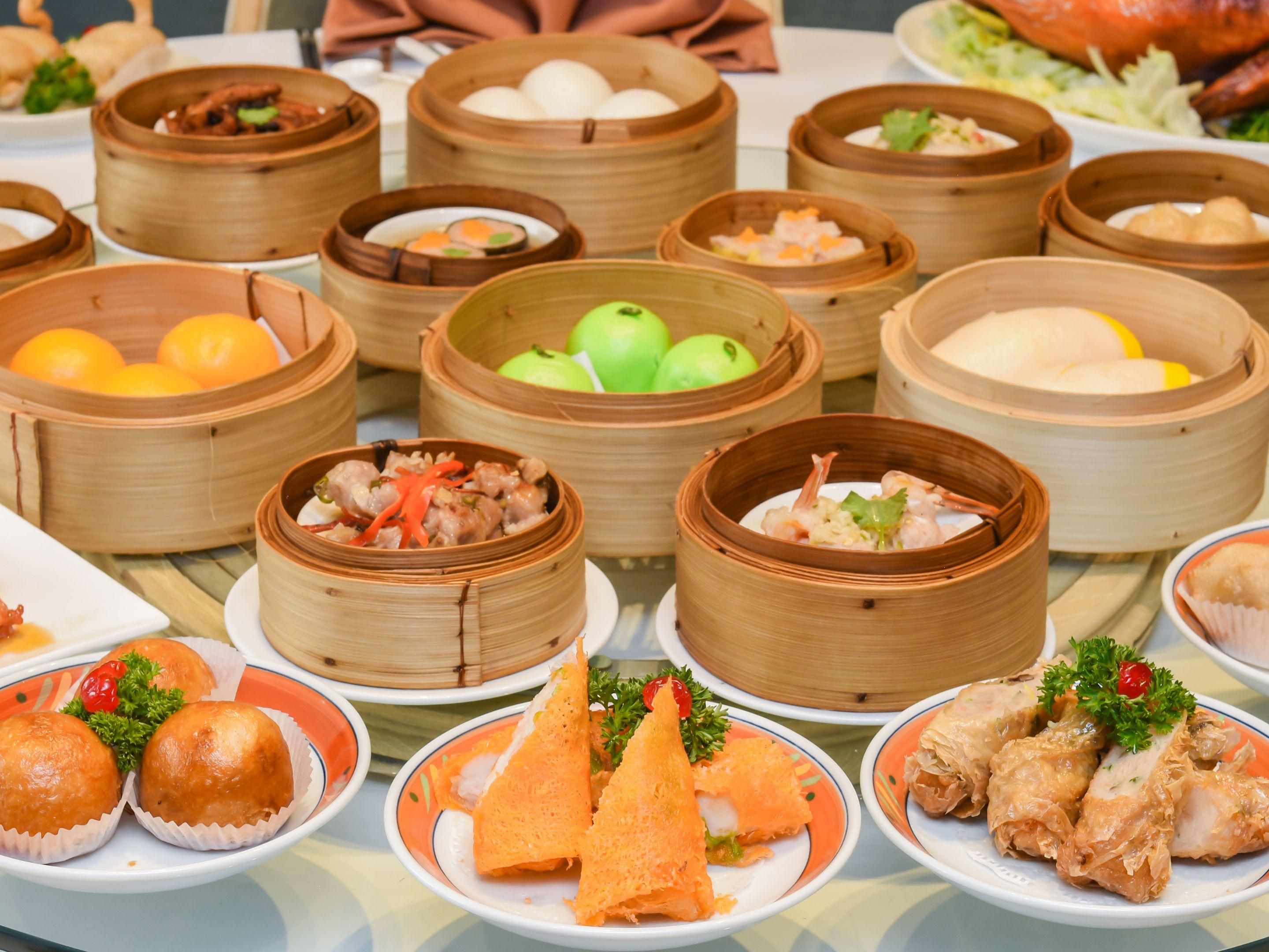Satisfy your lunch cravings from over 35 varieties of detectable Dim Sums from Cantonese style favorites to Steamed Fan-Gao ‘Chao Zhou’ style with shrimp and dried fish topping, passionately prepared by our master chef at “Xin Tian Di”