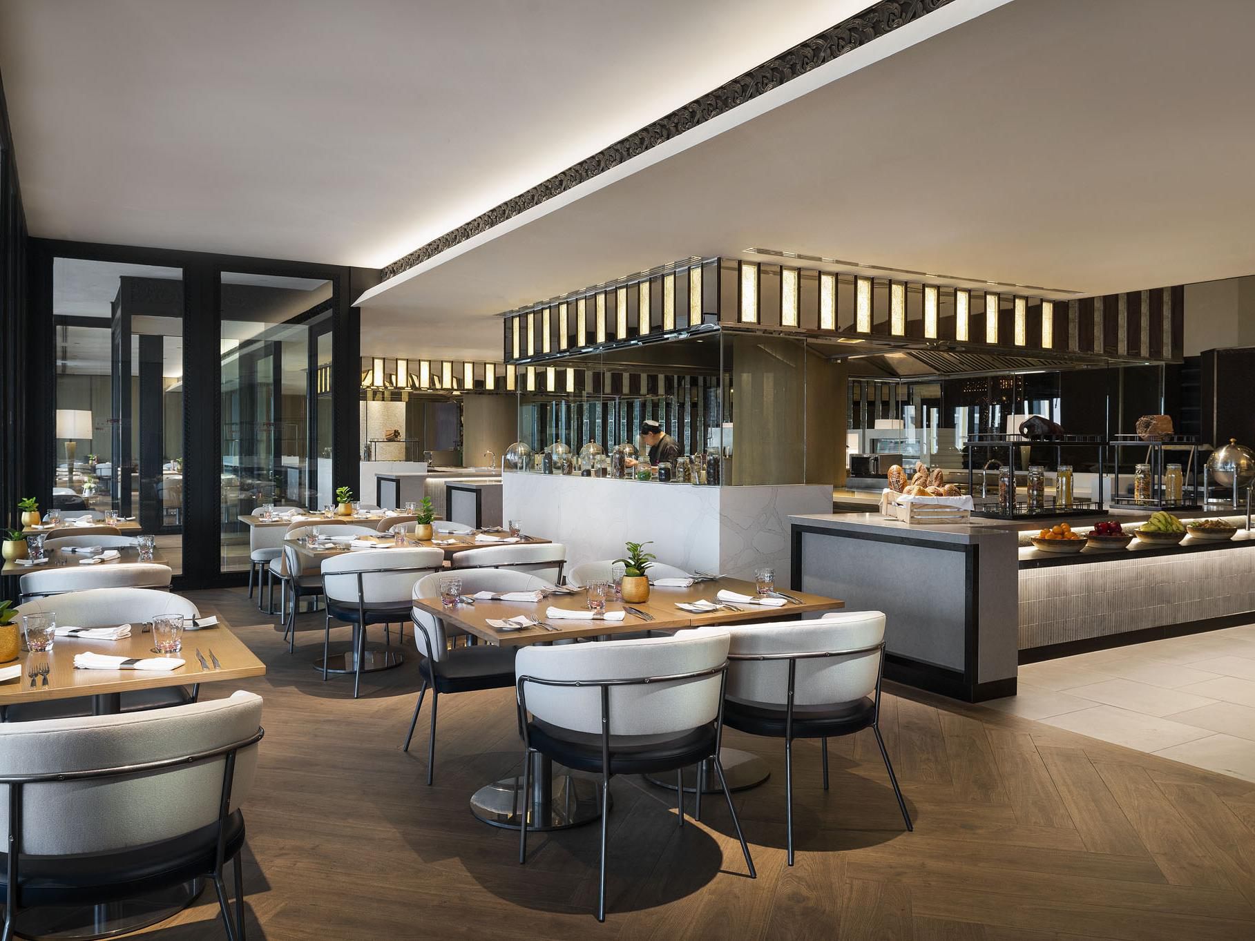 Explore 5 restaurants and bars to elevate your stay at Crowne Plaza Bangkok Lumpini Park. Savor award-winning dim sum at Xin Tian Di or global cuisine with skyline views at Panorama. Unwind with whiskeys and cigars at Finishing Post, sip craft beers at Tap It!, or grab fresh bites at Short Cuts