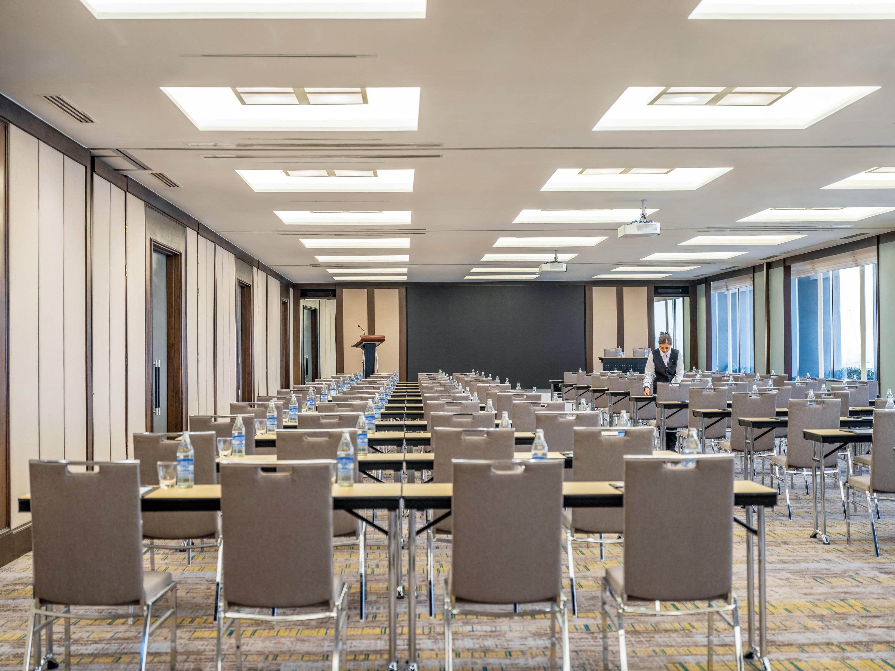 Introducing the Crowne Ballroom, a sophisticated 311-sqm event space on the 21st floor. With a capacity of up to 400 guests and abundant natural daylight, it’s ideal for a wide range of gatherings. The room features advanced technology, including a high-tech LED screen, ensuring a seamless experience for any event