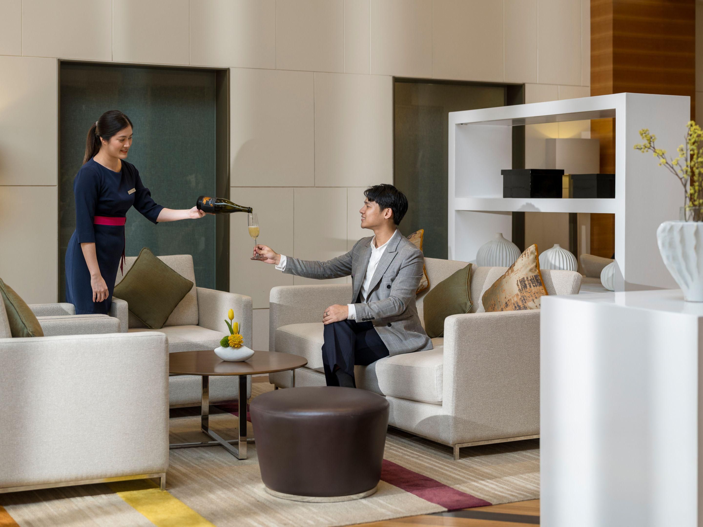 Crowne Plaza Bangkok Lumpini Park Club Lounge