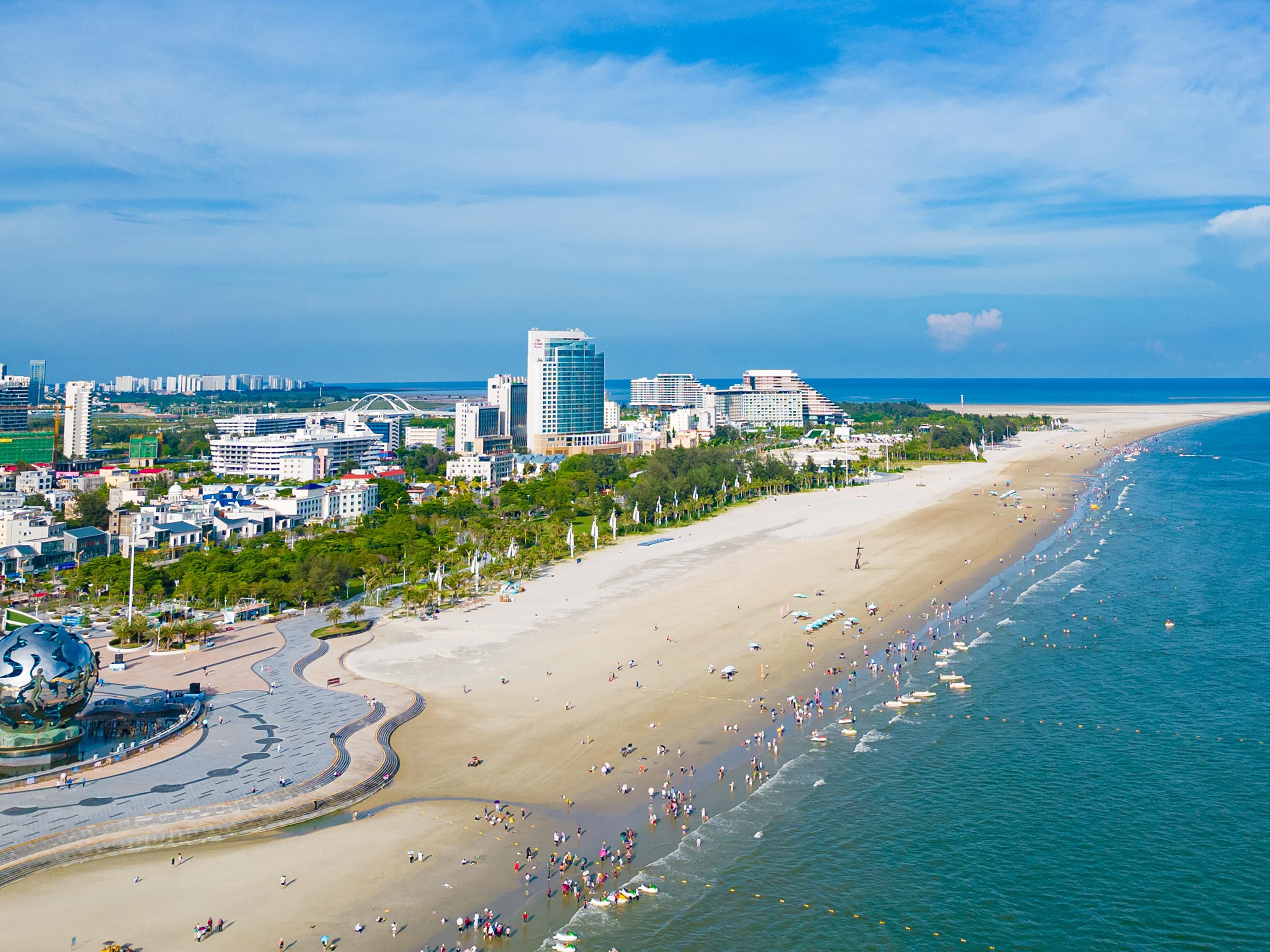 Crowne Plaza Beihai Silver Beach is set along No. 4 Road in Yintan Town, Yinhai District, just a stone's throw from Beihai's Silver Beach, with sun-kissed white quartz sand that gives off a magical hint of silver light. Next to the hotel lies Golden Bay Mangrove Ecotourism Zone, which directly connects to Silver Beach.