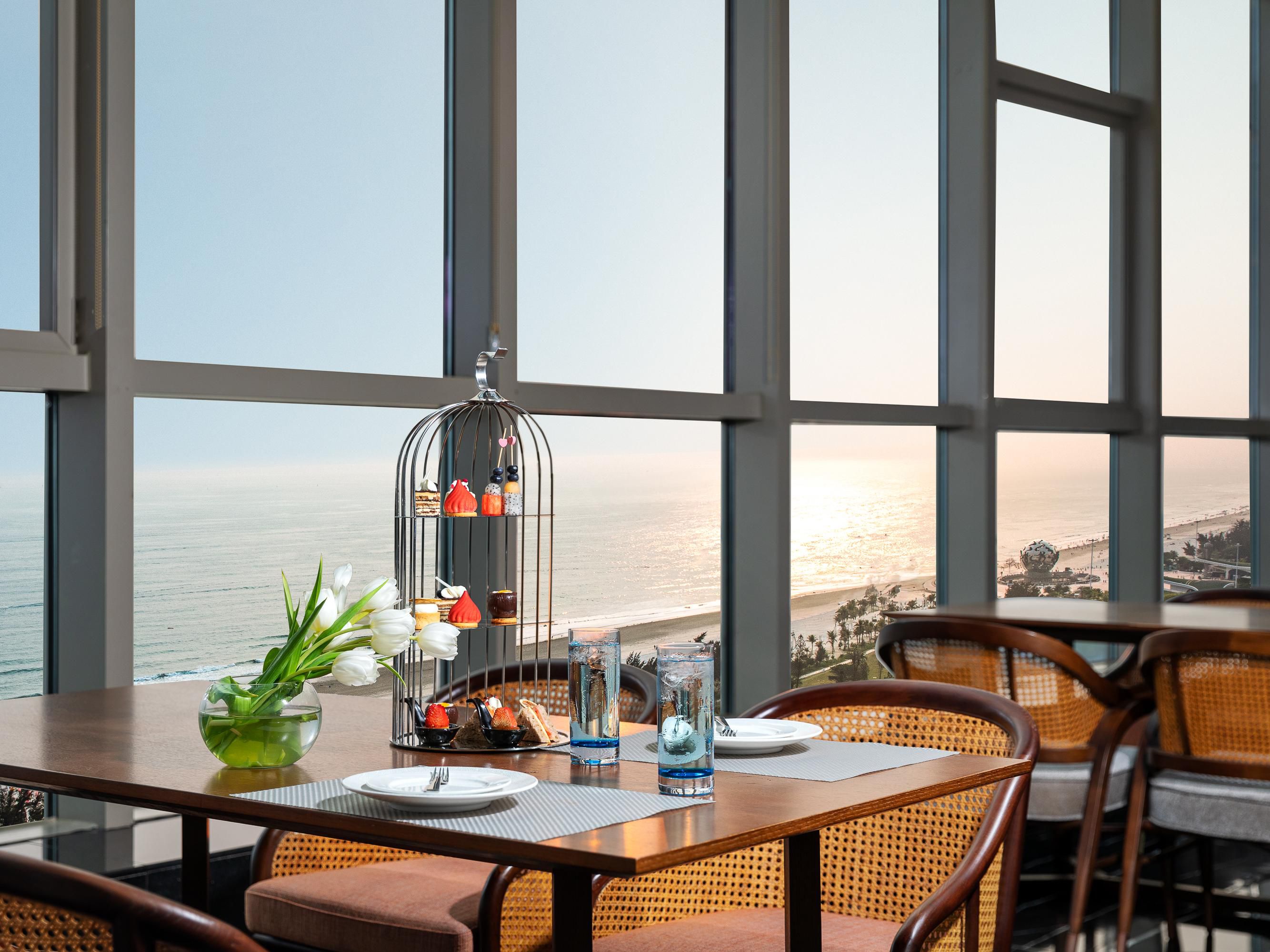 B@21 Bar located on the 21st floor of the hotel, overlooking the magnificent sea view of Beihai Silver Beach. Along with the wonderful music, enjoy selected steak, special cocktail or a glass of whiskey, with the amazing sunset scenery, enjoy the memorable moment.