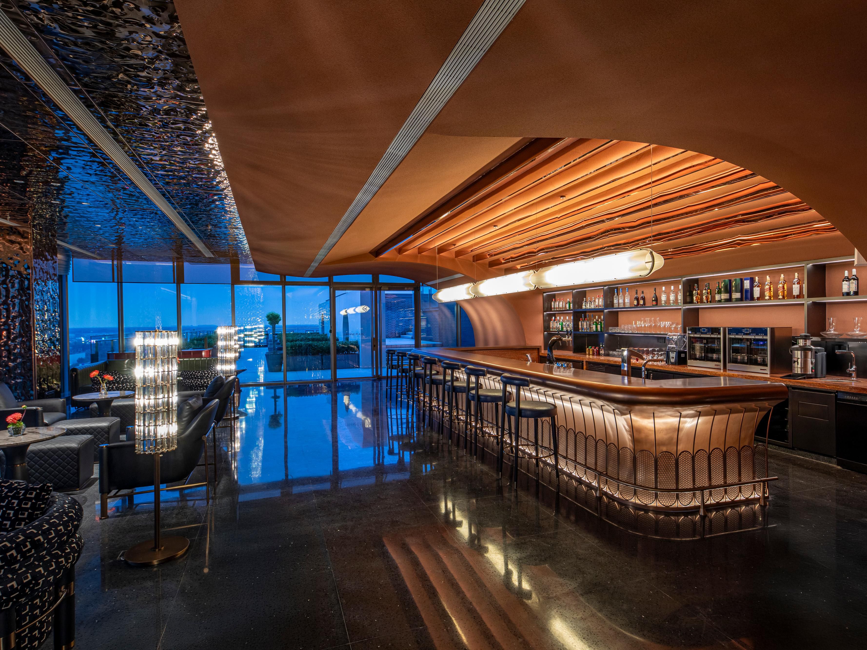 A vibrant and sophisticated social scene nearby Universal Beijing Resort. Rooftop Bar showcases a large beer, wine and cocktail selection and features a popular outdoor terrace with stunning views of light show performance and sunset view.