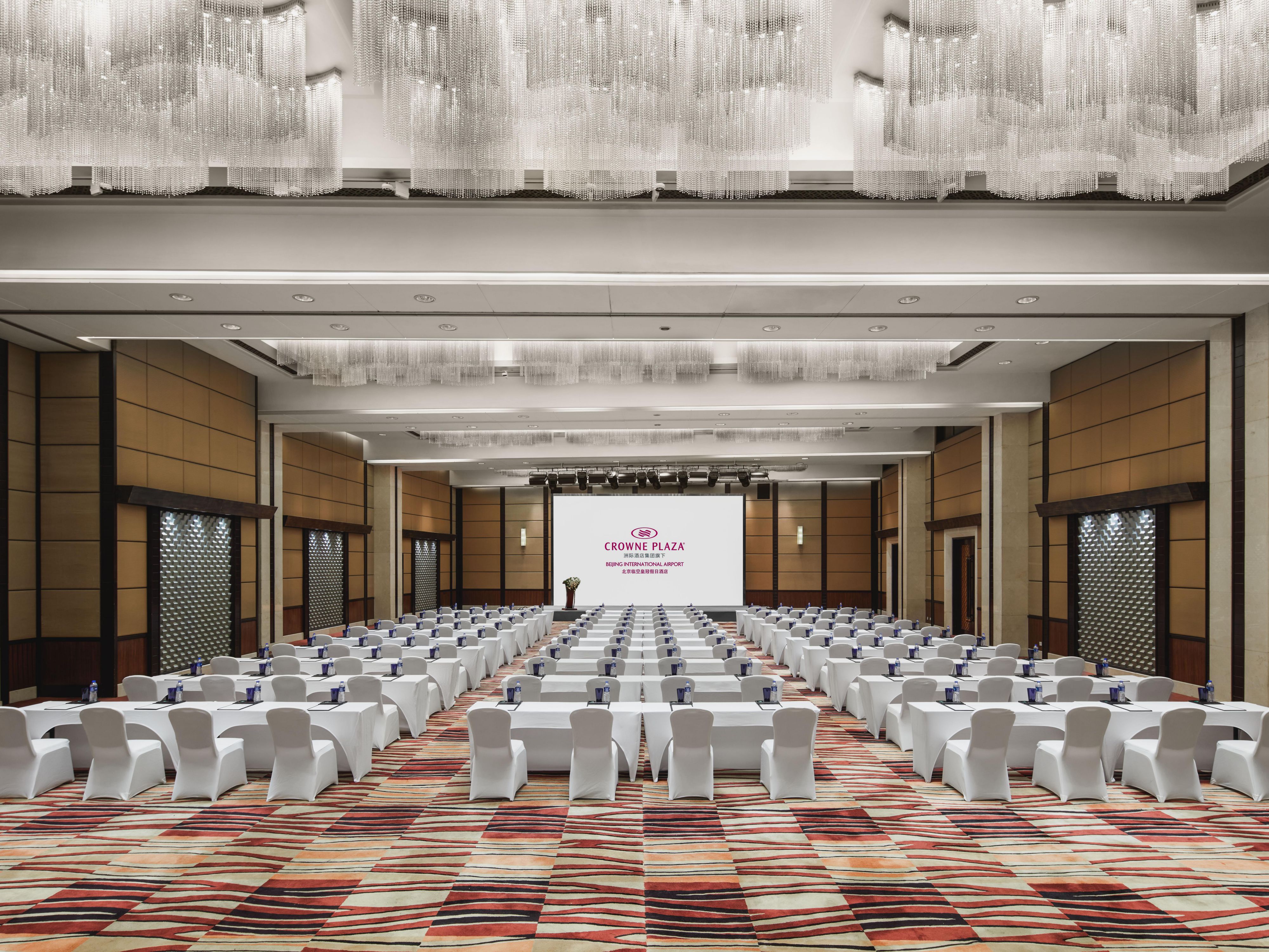 拥有临空宴会厅，还有设计别致且自然采光的多功能厅、景泰宫中餐厅、草坪等室内及室外场地，满足您不同规模和风格的婚宴需求。