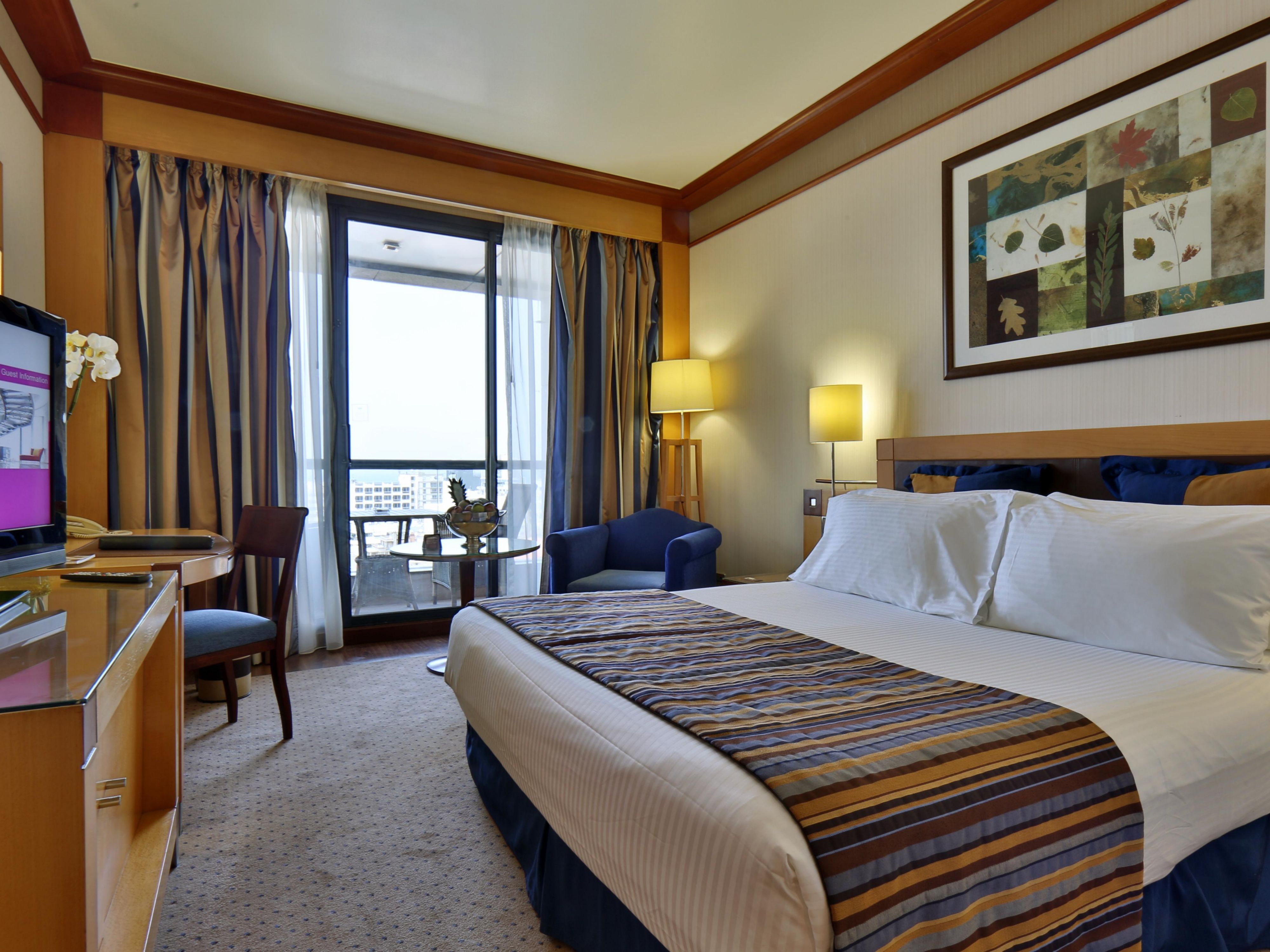 Queen Bed Guest Room with a sea view