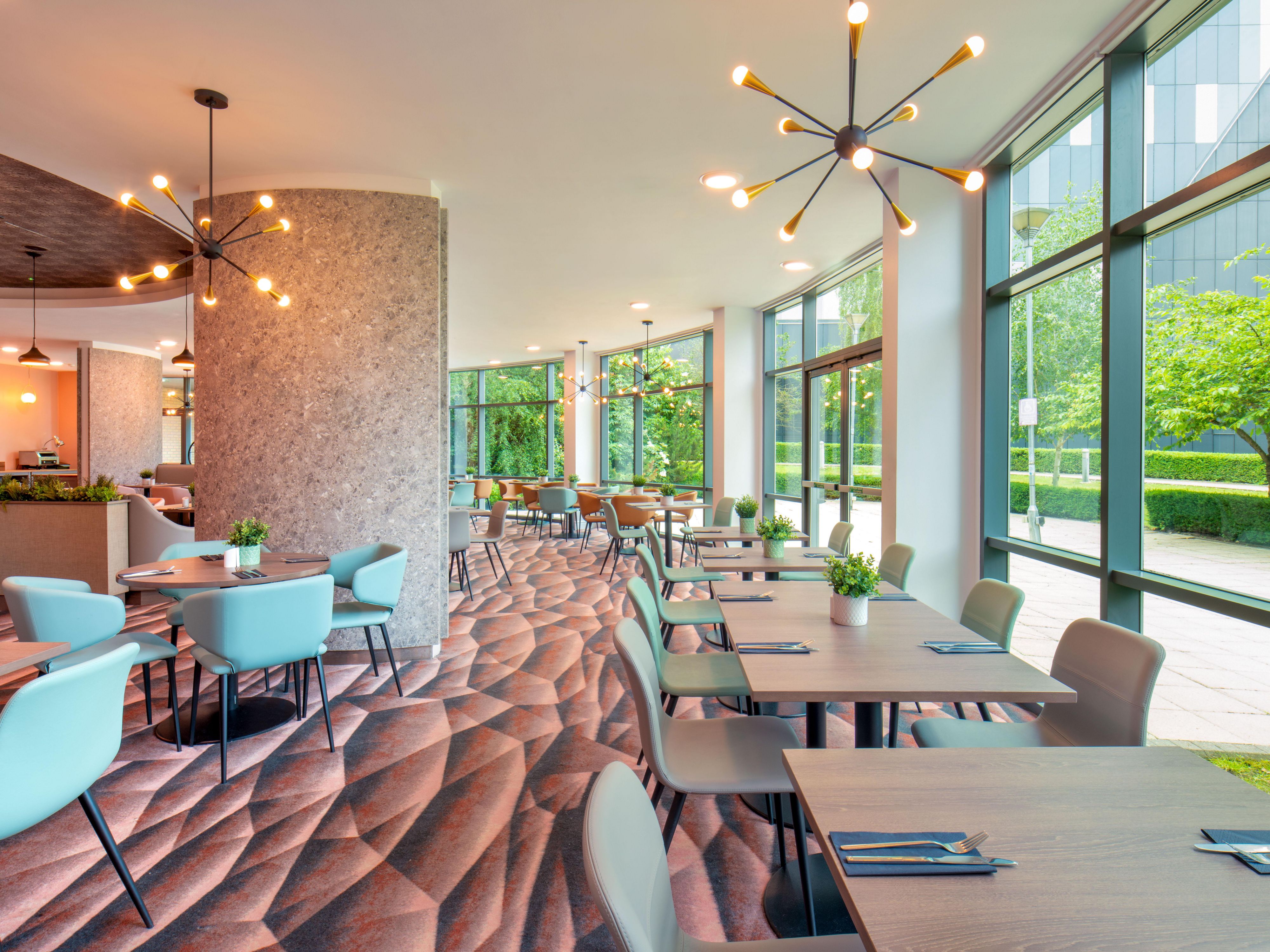 Take a seat in the Pendigo Restaurant which overlooks Pendigo Lake, providing the perfect setting, day or night serving a range of dishes from varied salads, to grills, pies to toasted sandwiches. The Lounge Bar is an ideal location for pre-dinner drinks or meeting with colleagues over coffee and features a Starbucks coffee bar.