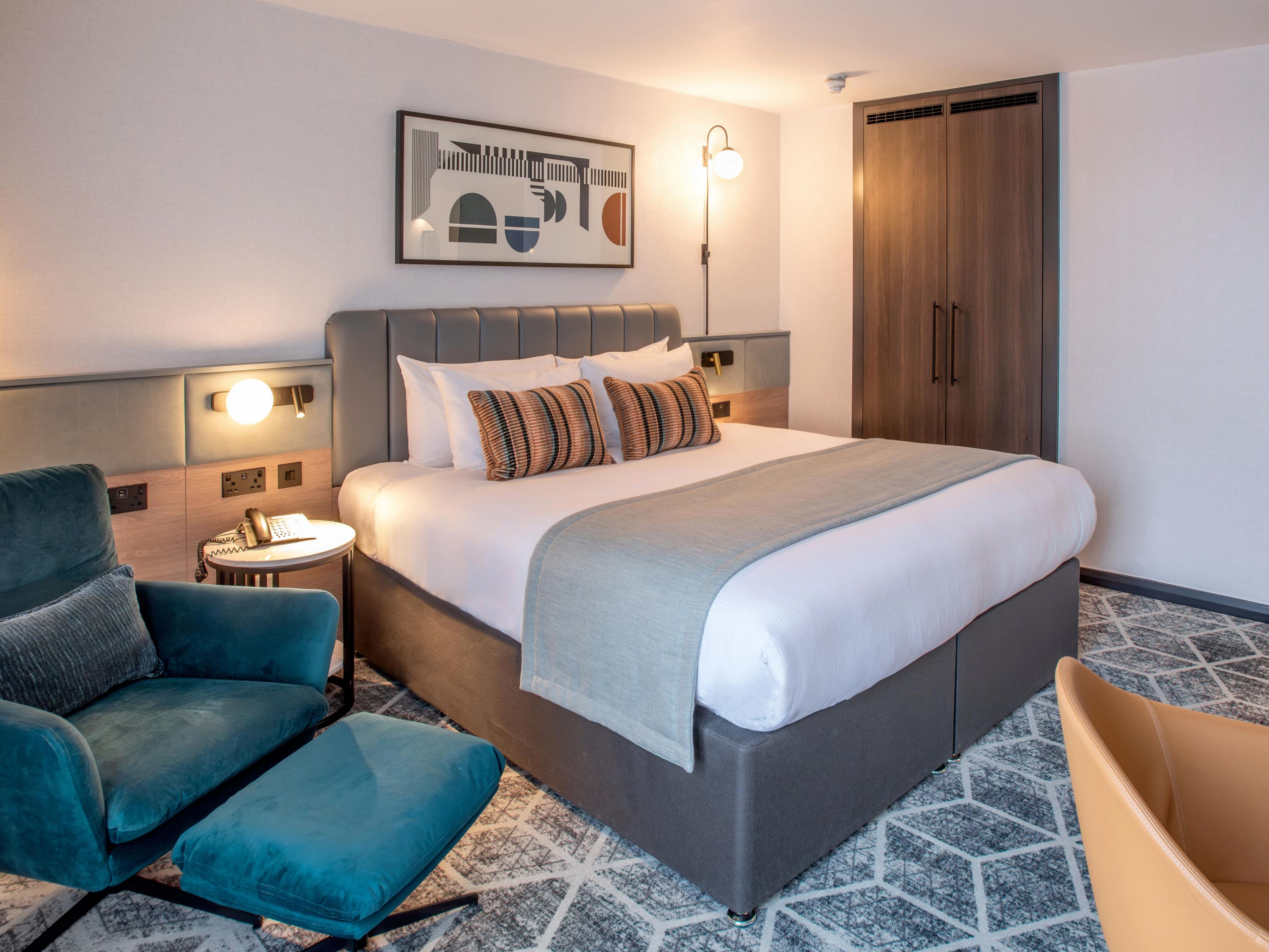 We are proud to announce that all of our 312 bedrooms have been beautifully refurbished, boasting a modern, contemporary feel designed to offer both relaxation and functionality. 
Whether you're here for business or leisure, enjoy the perfect blend of style and convenience at the Crowne Plaza Birmingham City Centre