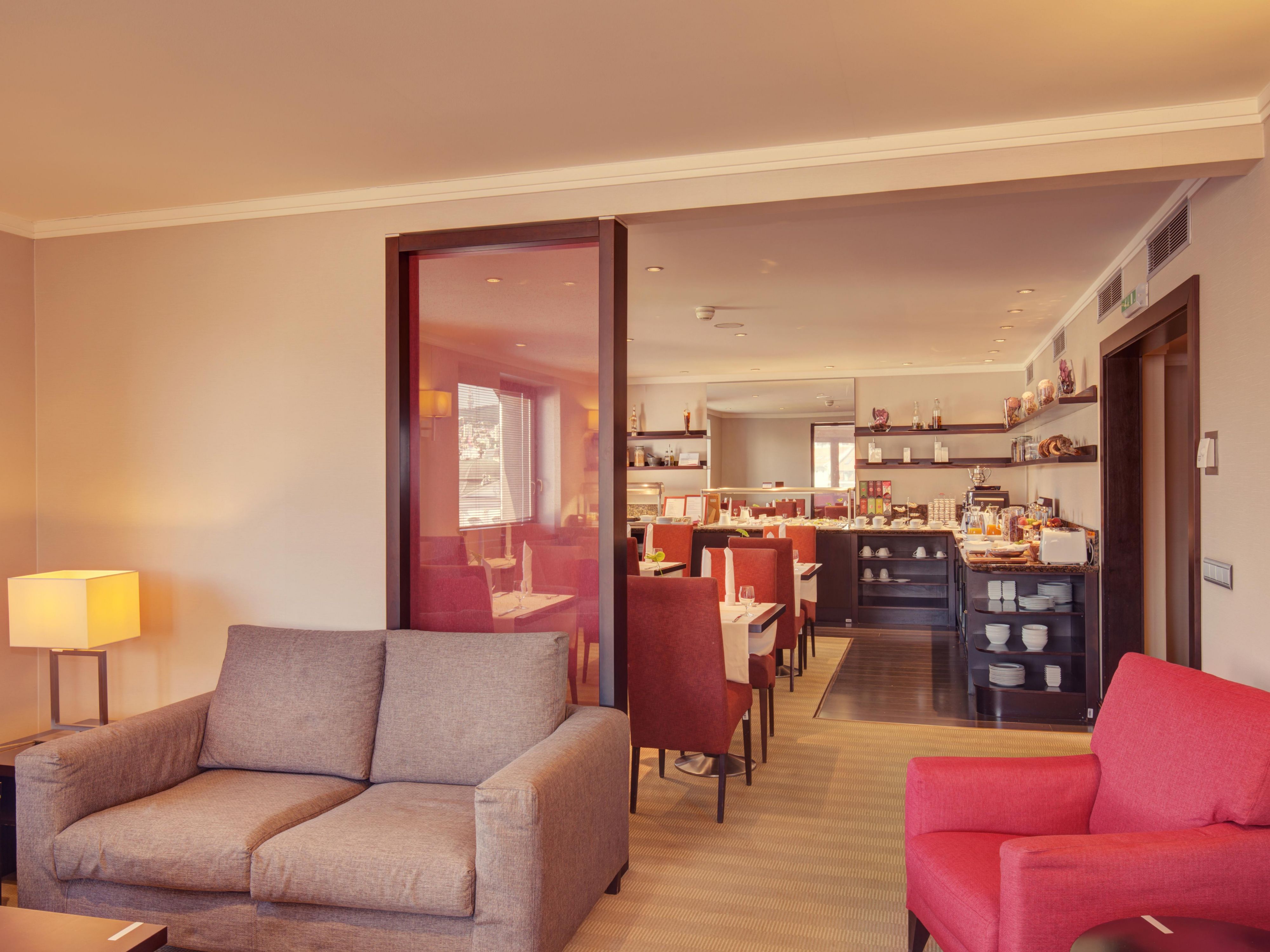 我们酒店顶层的俱乐部酒廊提供专享优惠和额外服务，可满足您的商务需求。 全天享用咖啡、茶、软饮料、全水果和自制蛋糕，晚上（下午 6 点至晚上 9 点）享用精选啤酒、葡萄酒和酒精饮料。