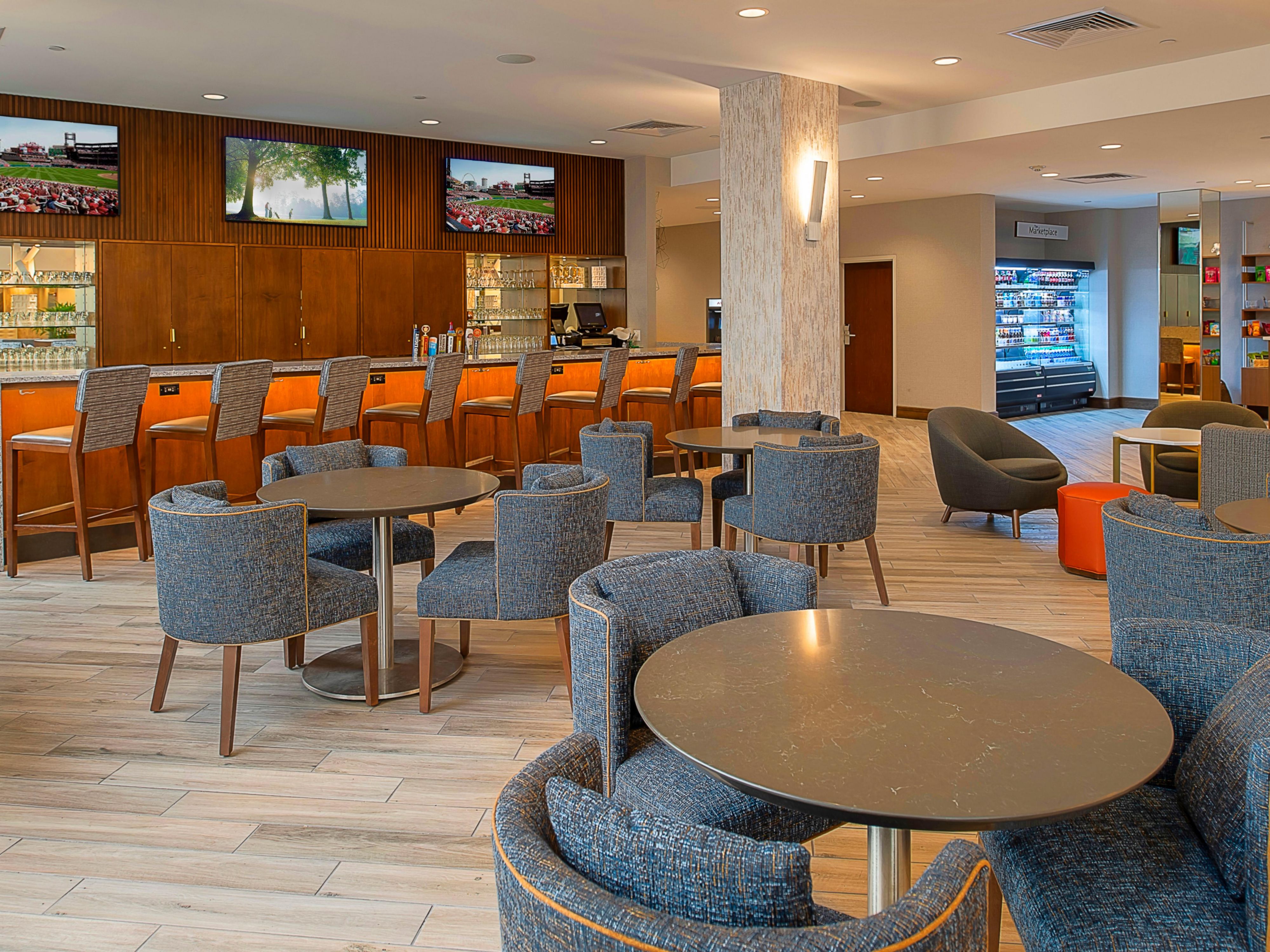Catch up with colleagues or enjoy cocktails and conversation with friends at the recently renovated Atrium Bar, located on the lobby level near the hotel restaurant. You'll find comfortable seating, flat-screen TVs, and friendly bartenders who are happy to make a recommendation from the robust menu. Enjoy beer, wine, and your favorite spirits. 