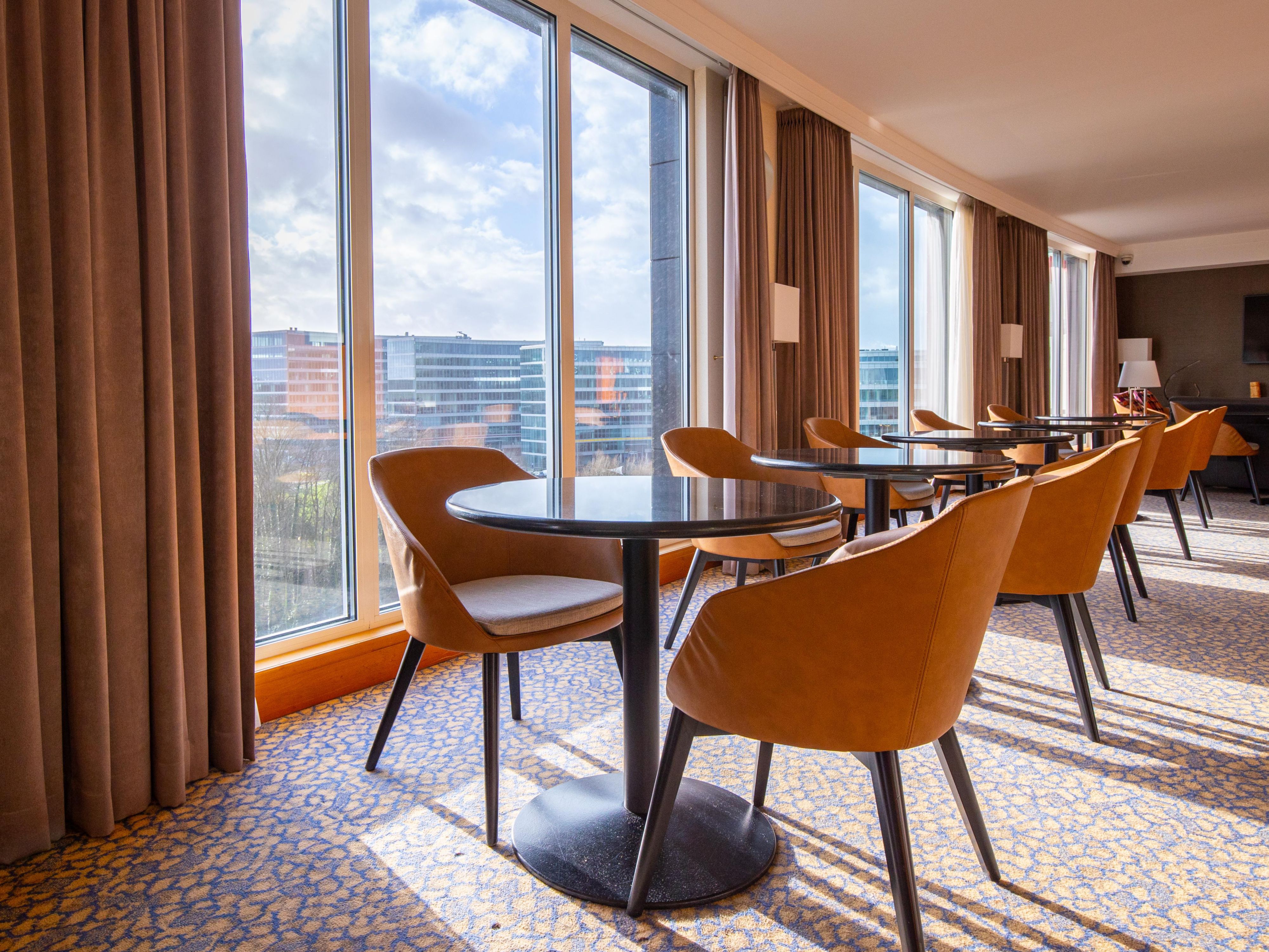 Elevate your stay with all-day exclusive access to our Sky Lounge, reserved for premium rooms and suite guests. Start your day with breakfast and unwind from 6 to 8 pm with complimentary alcoholic beverages and appetizers, all while overlooking the bustling business district. Upgrade your experience with us – where elegance meets convenience.