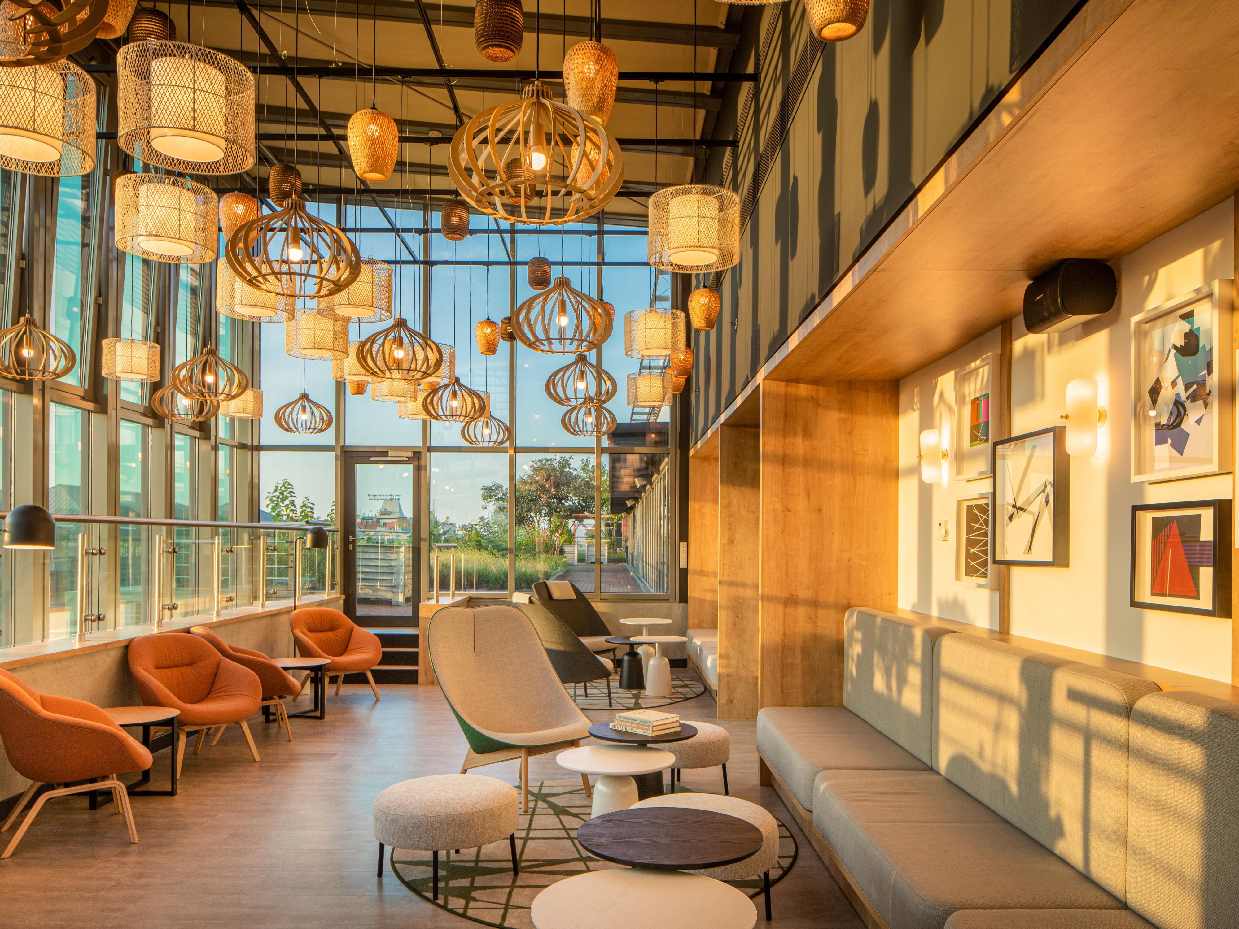 Our Club Lounge offers an exclusive retreat with panoramic views of the city. At this special place comfort, relaxation, and a touch of indulgence come together. Start your day with a freshly prepared breakfast, enjoy coffee, tea and light snacks throughout the day and unwind with our happy hour selection of drinks and bites at the end of your day.