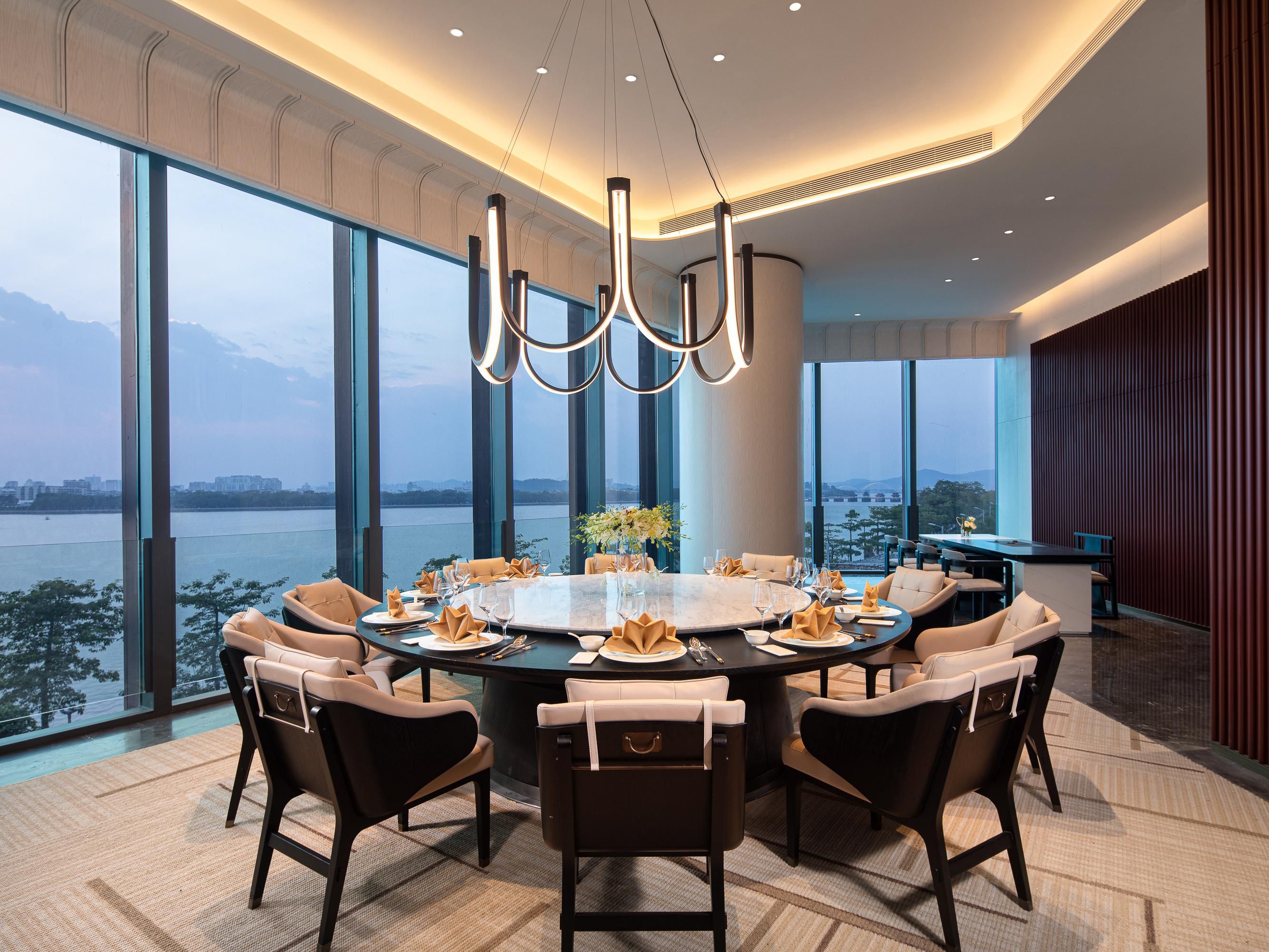 潮江楼全日餐厅、大堂吧及韩江潮中餐厅为您提供从本地美食到国际美食的多种选择。