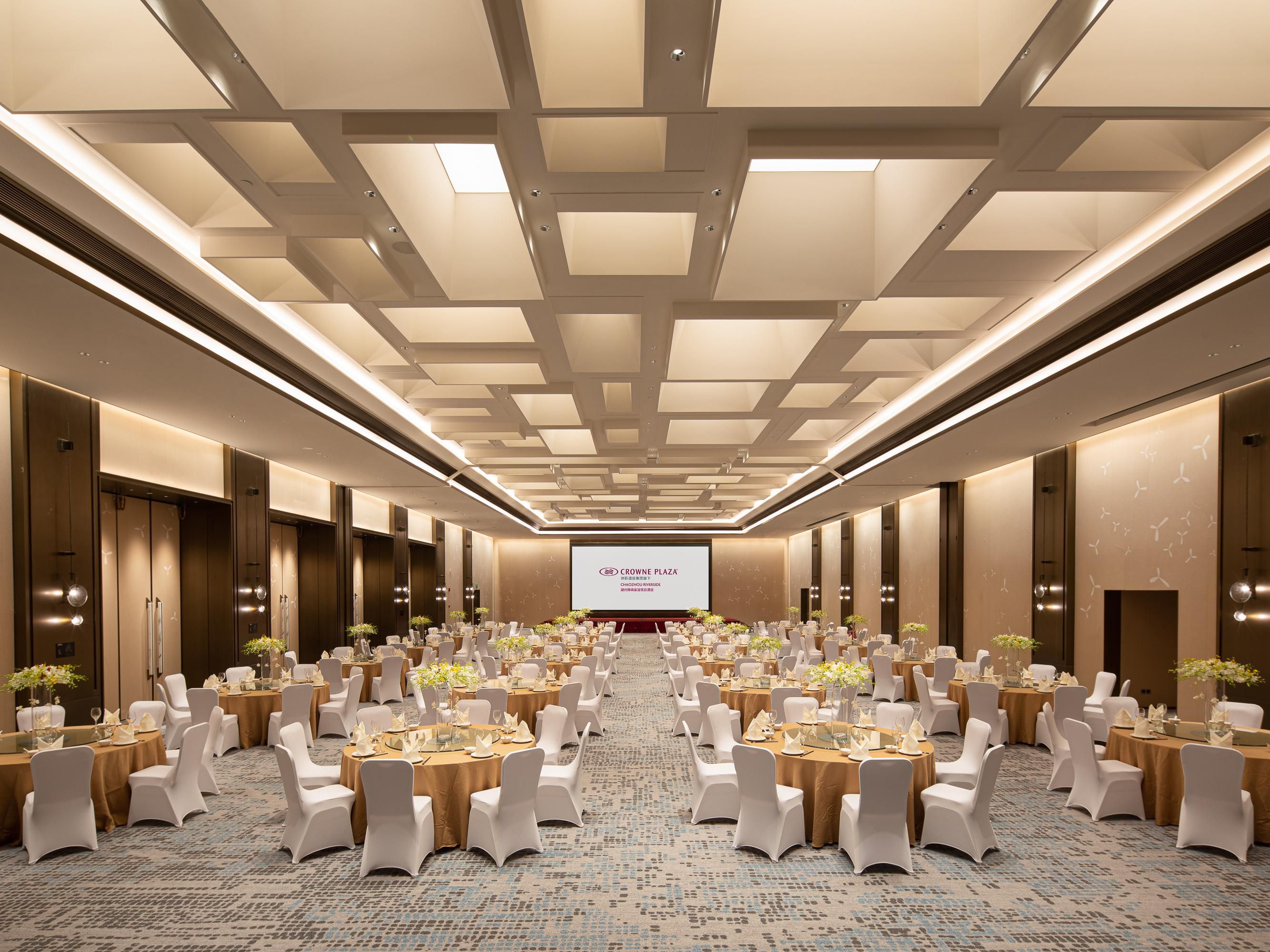 酒店拥有1000平方米布局灵活的会议场地，共3间会议室，其中包括800平方米、层高6.8米无柱式大宴会厅，是您举办浪漫婚典及庆祝活动的尚佳之选。