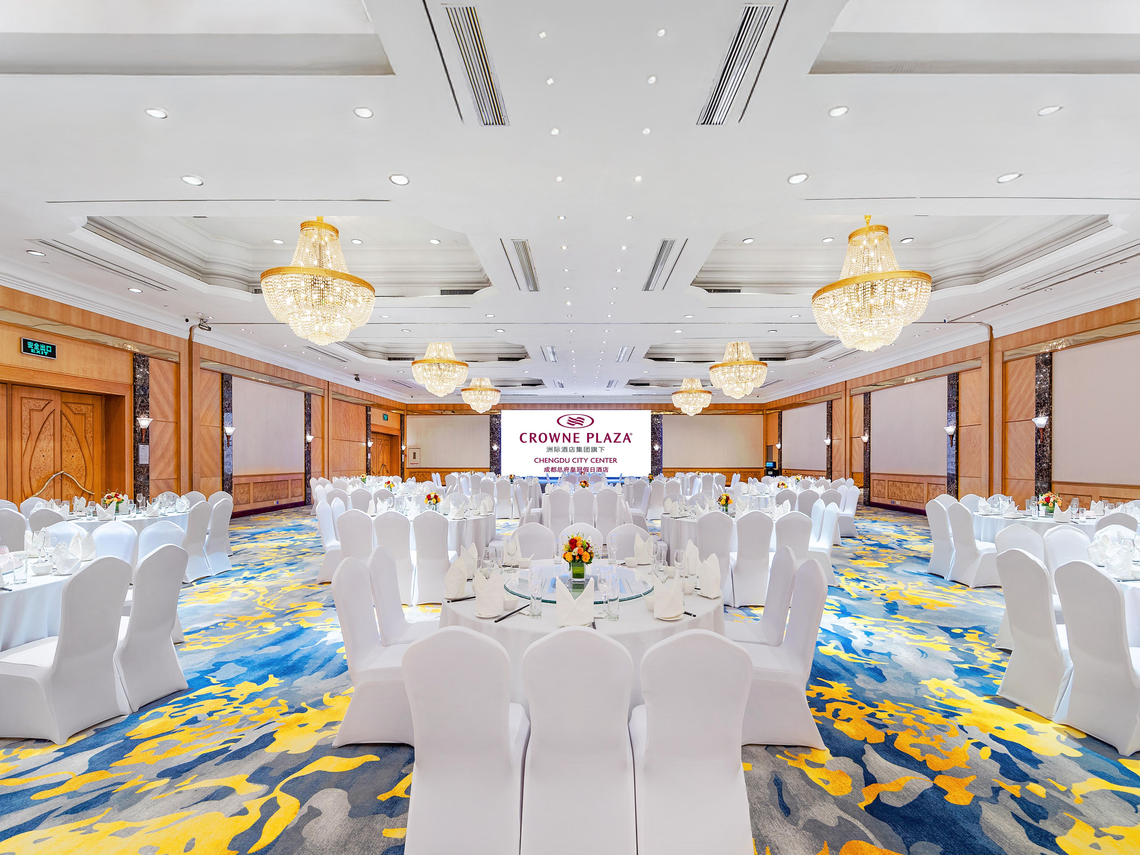 Hotel lies in the heart of the Central Business District, it's close to the Taikoo Li Chengdu, IFS, “Chun Xi Lu” shopping and dining area.The hotel offers a pillar free 630㎡ballroom, and 420㎡ Zongfu Hall with 15m in height to hold large meetings.