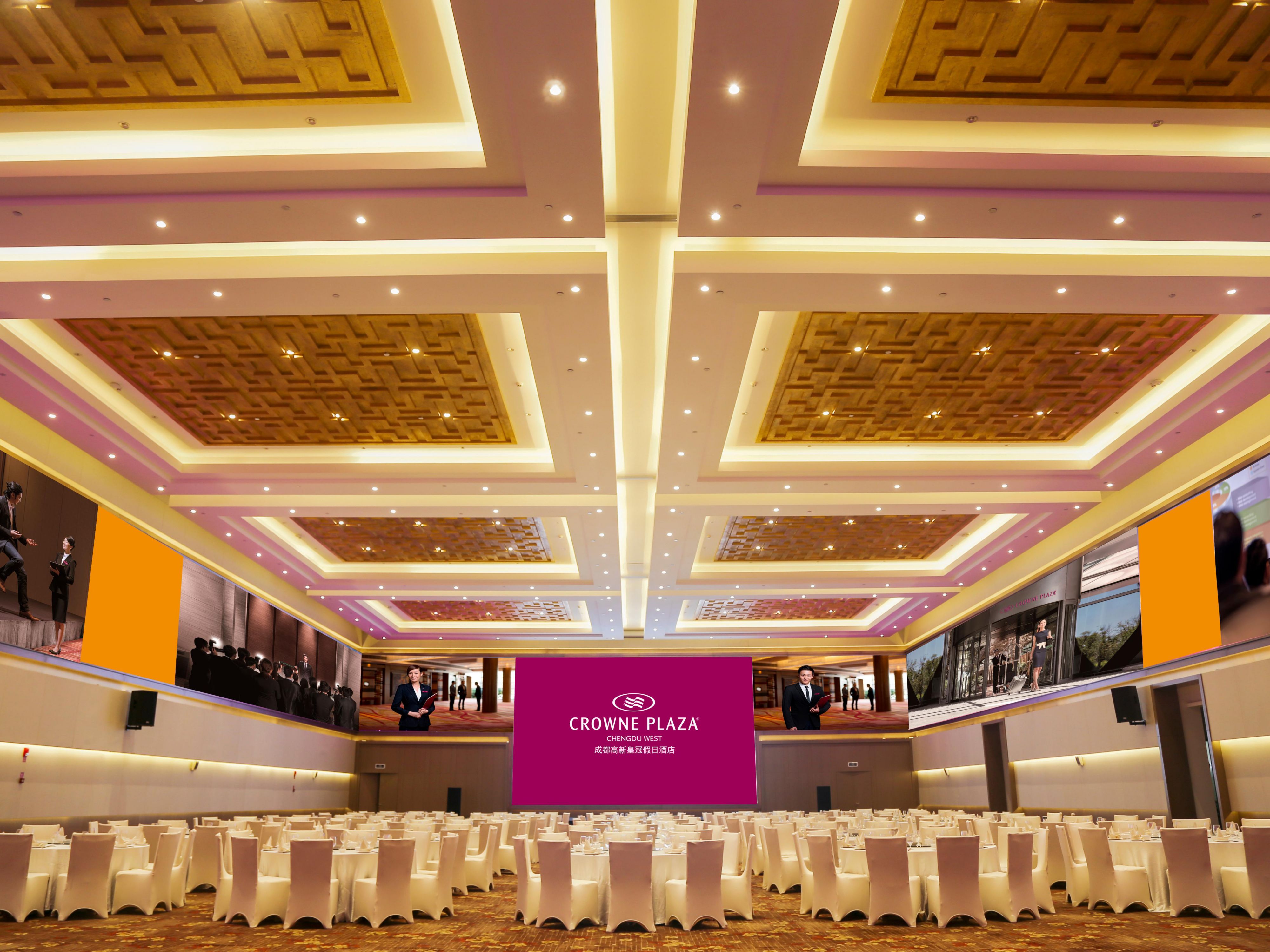 酒店享有超过6500平米宽敞的会议会展空间，划分出2间无柱大宴会厅及9间不同规格的多功能厅。其中：1005平米的璀璨宴会厅至多可容纳980位客人；930平米的星河宴会厅则配备了360度环幕式LED，视听效果震撼加倍。无论是董事会议、产品发布会、公司年会亦或浪漫婚礼，酒店的皇冠会务总监及专业会务团队都将根据客人需求，度身定制相关方案，全方位确保每一场活动圆满成功。

详询：(86) 288782 6666