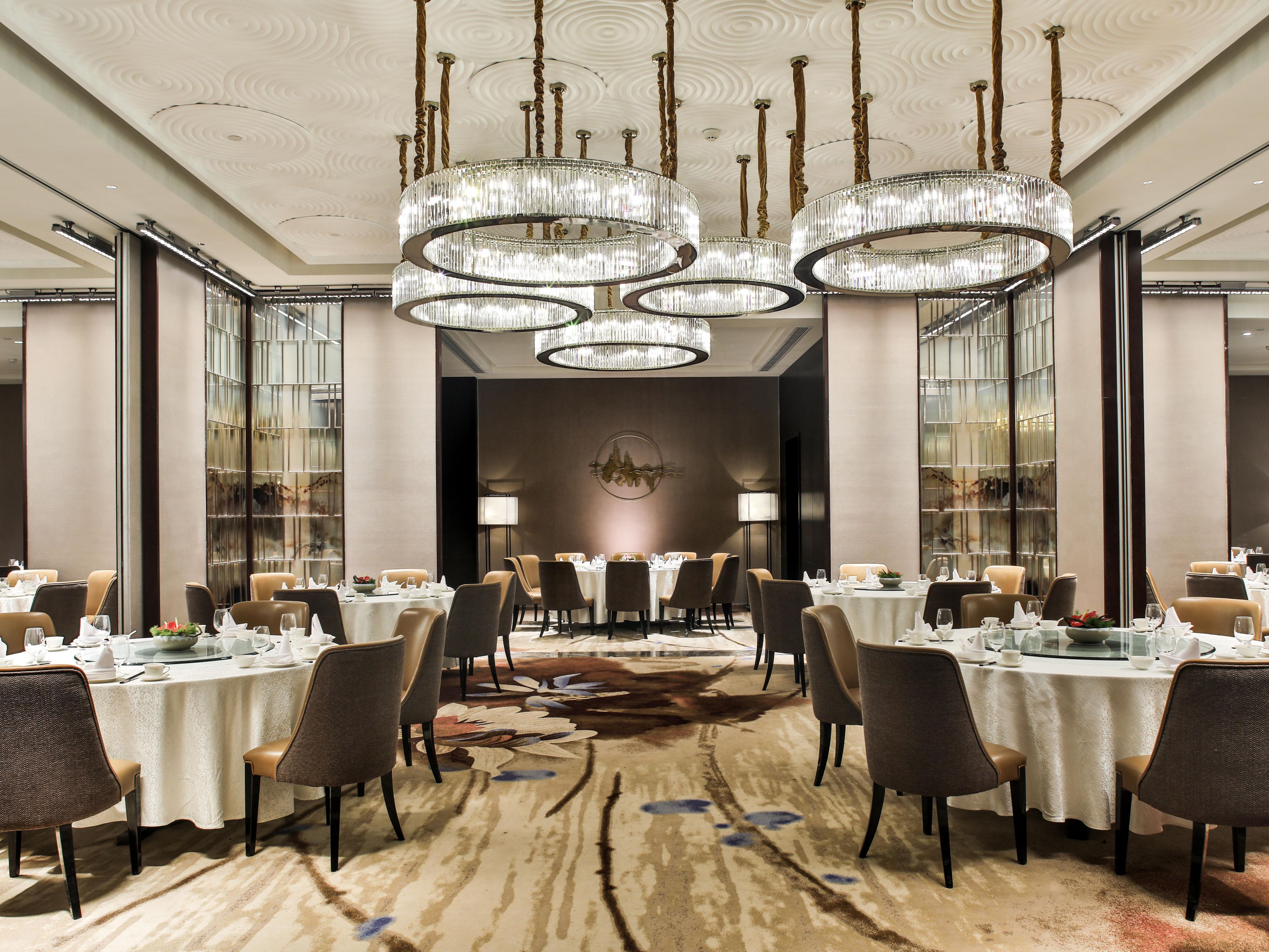 彩丰楼是洲际酒店集团倾心打造的高端餐饮品牌新锐，旨在充分满足宾客对于高水准商务宴请和家庭聚餐的需求。其灵感源自中国千年之久的爱鸟情怀，以丰富色彩和低调、内敛的风格彰显了精致现代感，同时洋溢着对中国传统的温暖怀旧之情。传承博大精深的中国烹饪传统，彩丰楼坚持选用优质食材，在菜品安排上精选质鲜可口的粤菜佳肴，并高度关注酒店所在目的地美食文化，以至臻匠心制作正宗在地传统美馔以飨宾客，搭配丰富多样的酒水选择，为宾客缔造难忘的用餐时光。