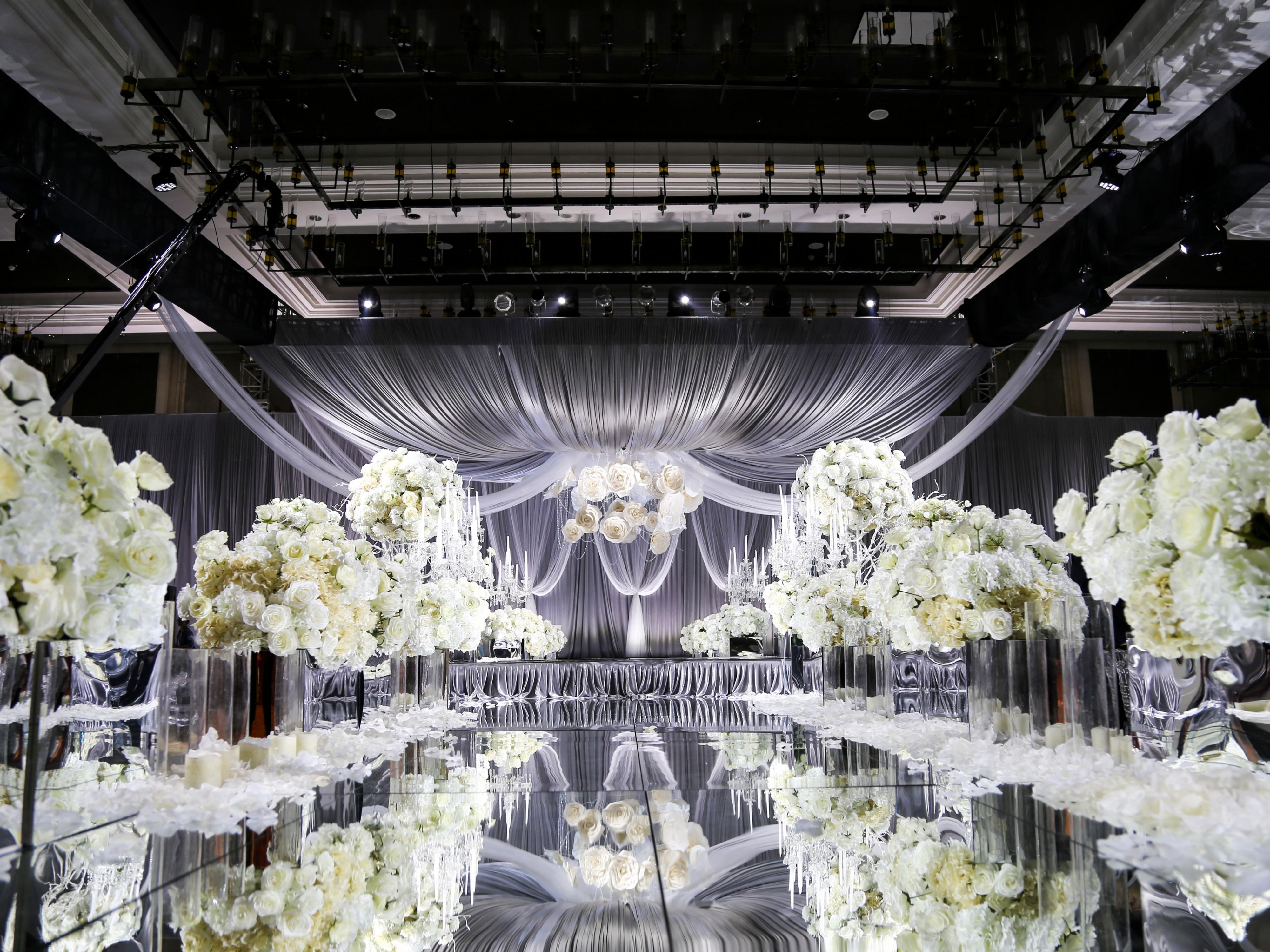 The hotel features 2 spectacular pillar-free grand ballrooms, each around 1000sqm, and being equipped with a 360° panoramic LED, welcome weddings in different styles and traditions. 

Tel: (86) 28 8782 6666