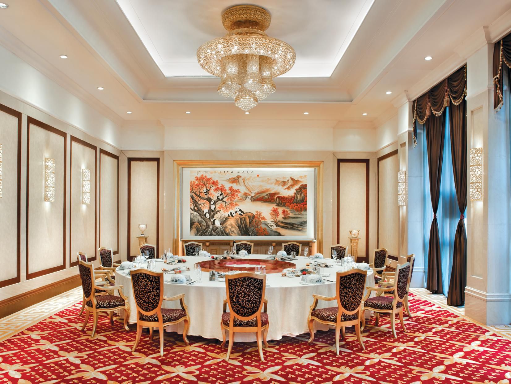 Zongfu Chinese Restaurant on the 6th floor is the signature Chinese restaurant specializing in classic Sichuan cuisines. Its chic, spacious main dining hall, 4 elegant private dining rooms and personalized service make it ideal for important business and social gatherings alike. Please make the reservation at least 24 hours in advance.