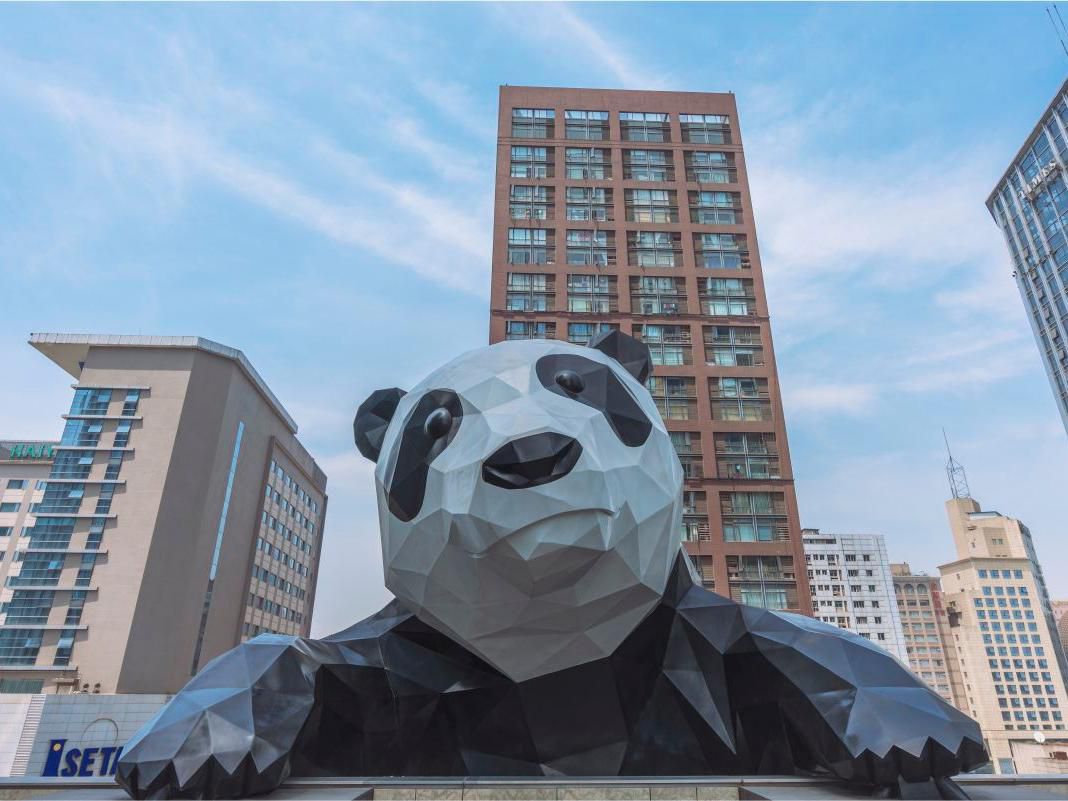 Located at Chengdu’s celebrated Chun Xi Road business district, hotel occupies desirable and fashionable addresses. With Chengdu Shuangliu International Airport around 18 Kilometers away by car and the impressive metro subway network with an entrance conveniently located in IFS, hotel guests can travel effortlessly to the city beyond.