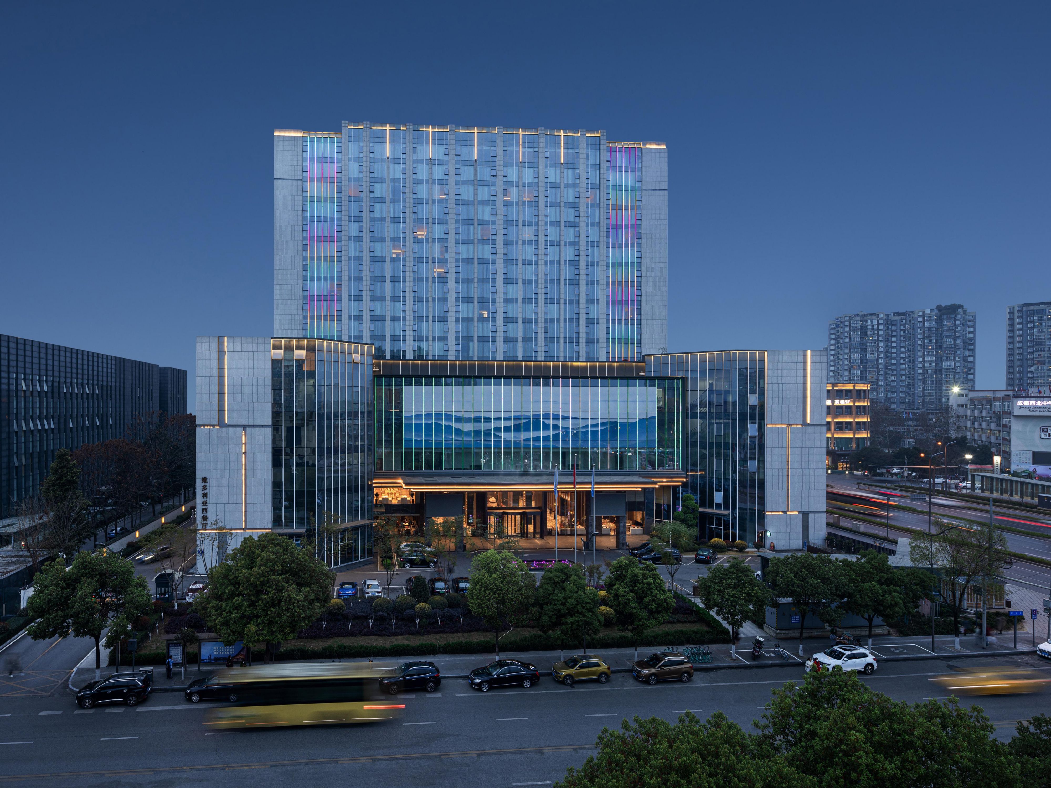 酒店拥有3550平方米多功能会议宴会场地，共8间大中小型会议室，可以同时接待2800人次的宴会及会议。会议室均配备了先进的视听系统、独立照明系统、LED屏/投影仪、无线宽带网络和齐全的会议用品。