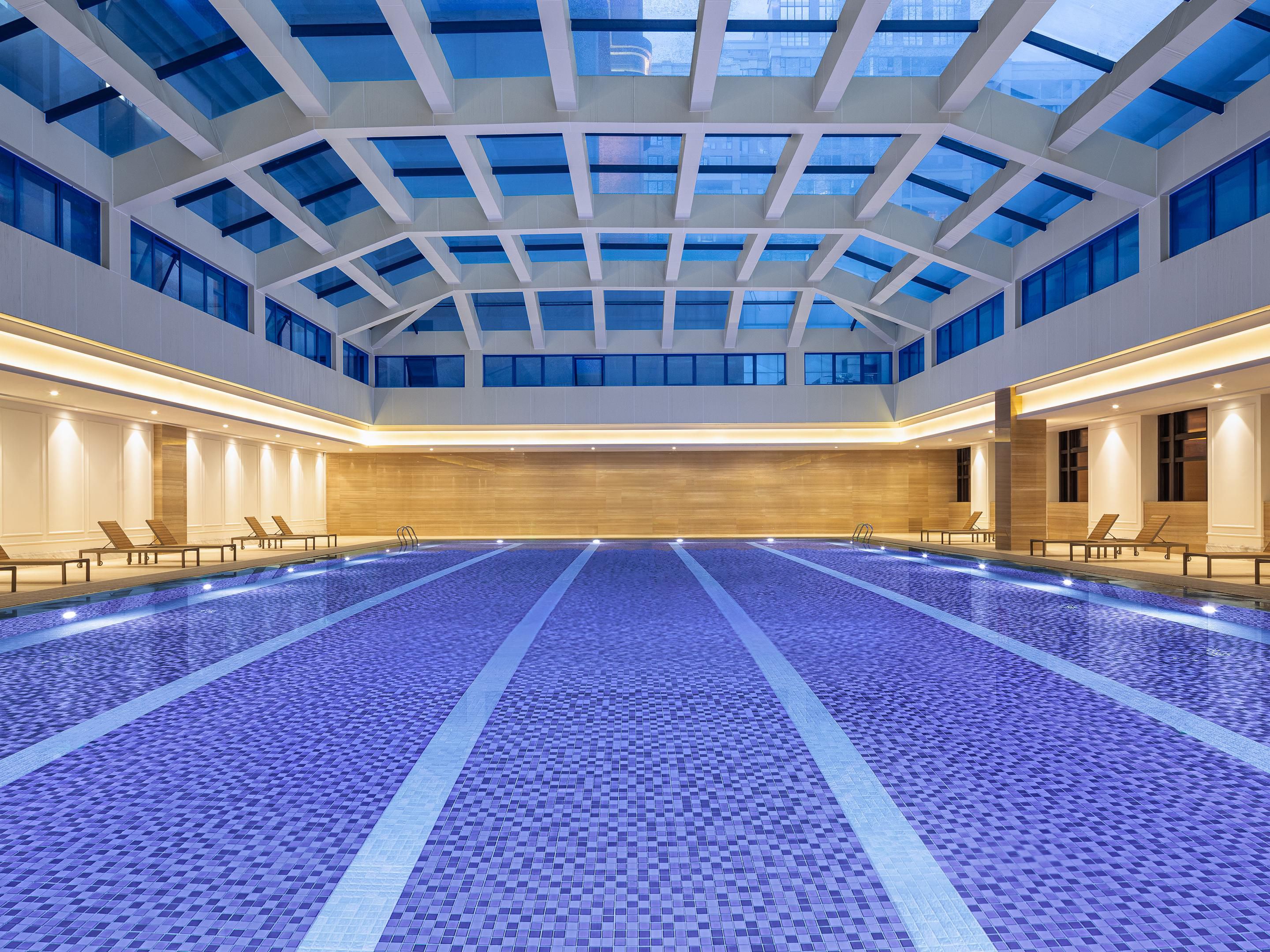 恒温室内泳池供客人享受舒适体验。