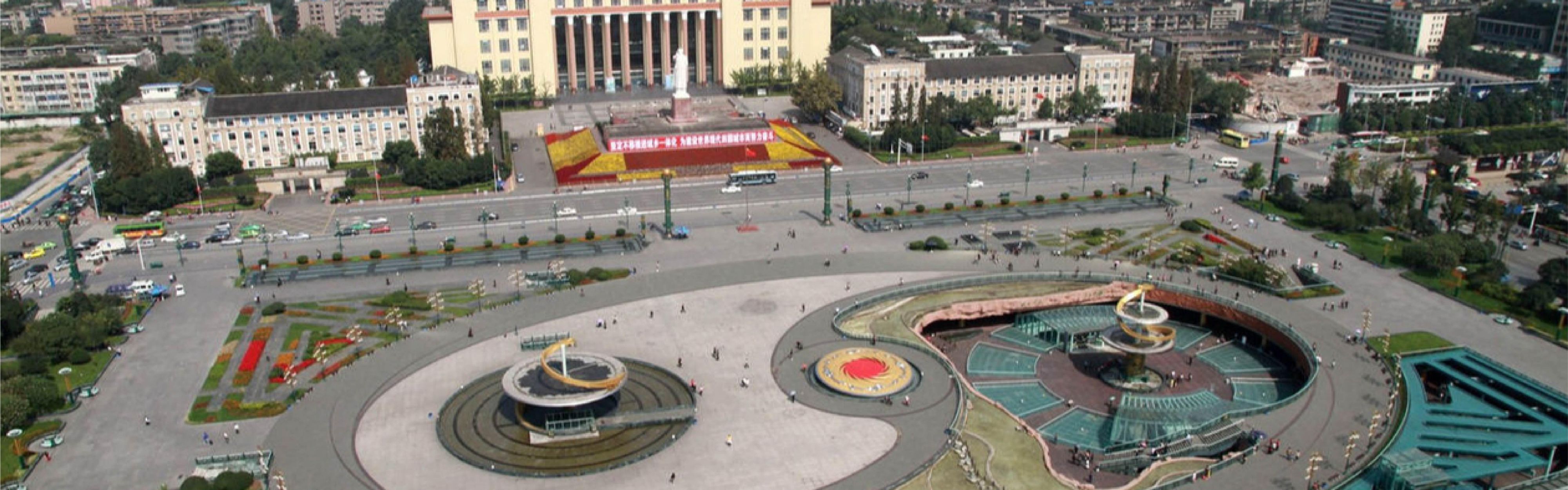 天府广场，位于四川省成都市人民南路一段86号，是四川省及成都市的政治、文化中心和综合交通枢纽。距离酒店12公里，车程30分钟